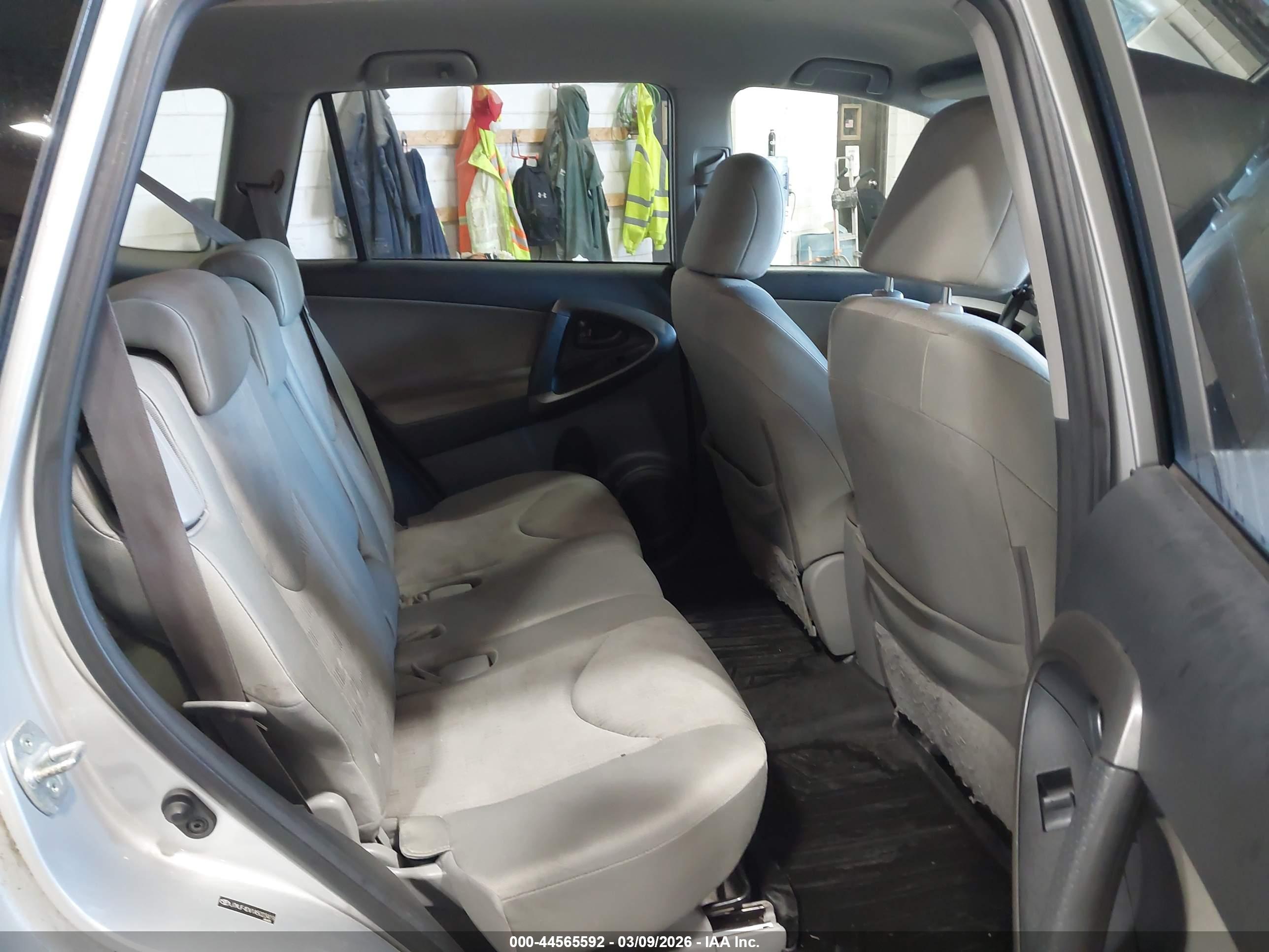 TOYOTA RAV4 image 8