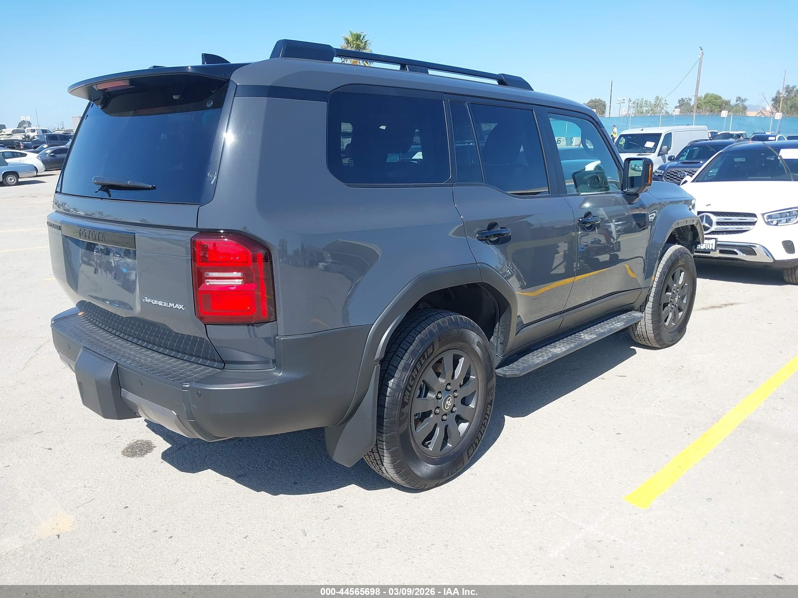 TOYOTA LAND image 4