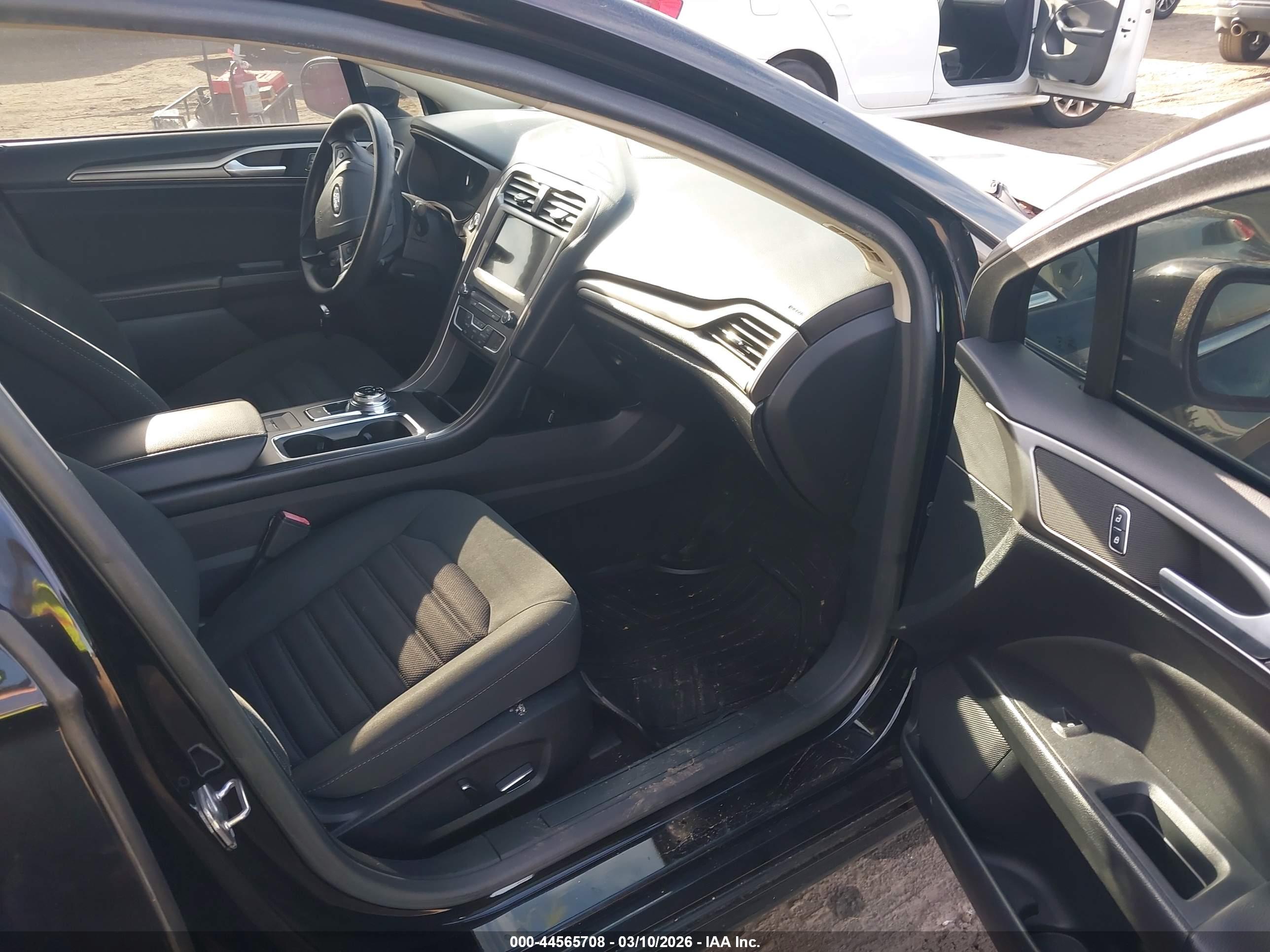 FORD FUSION image 5
