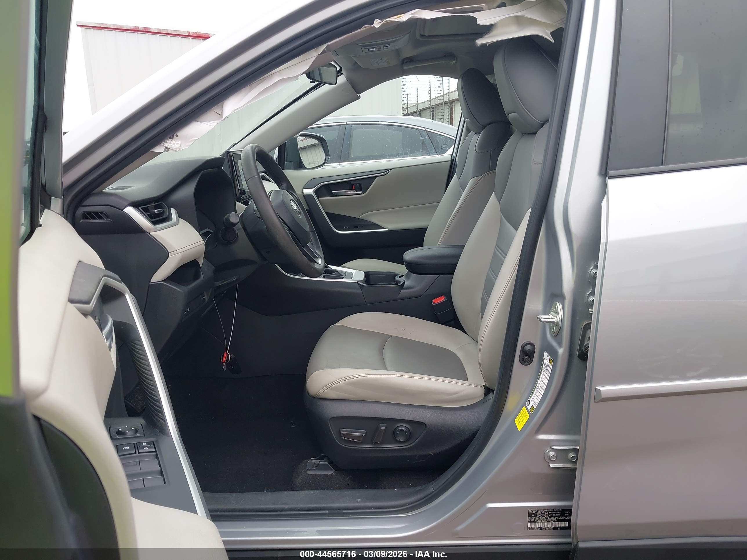 TOYOTA RAV4 image 5