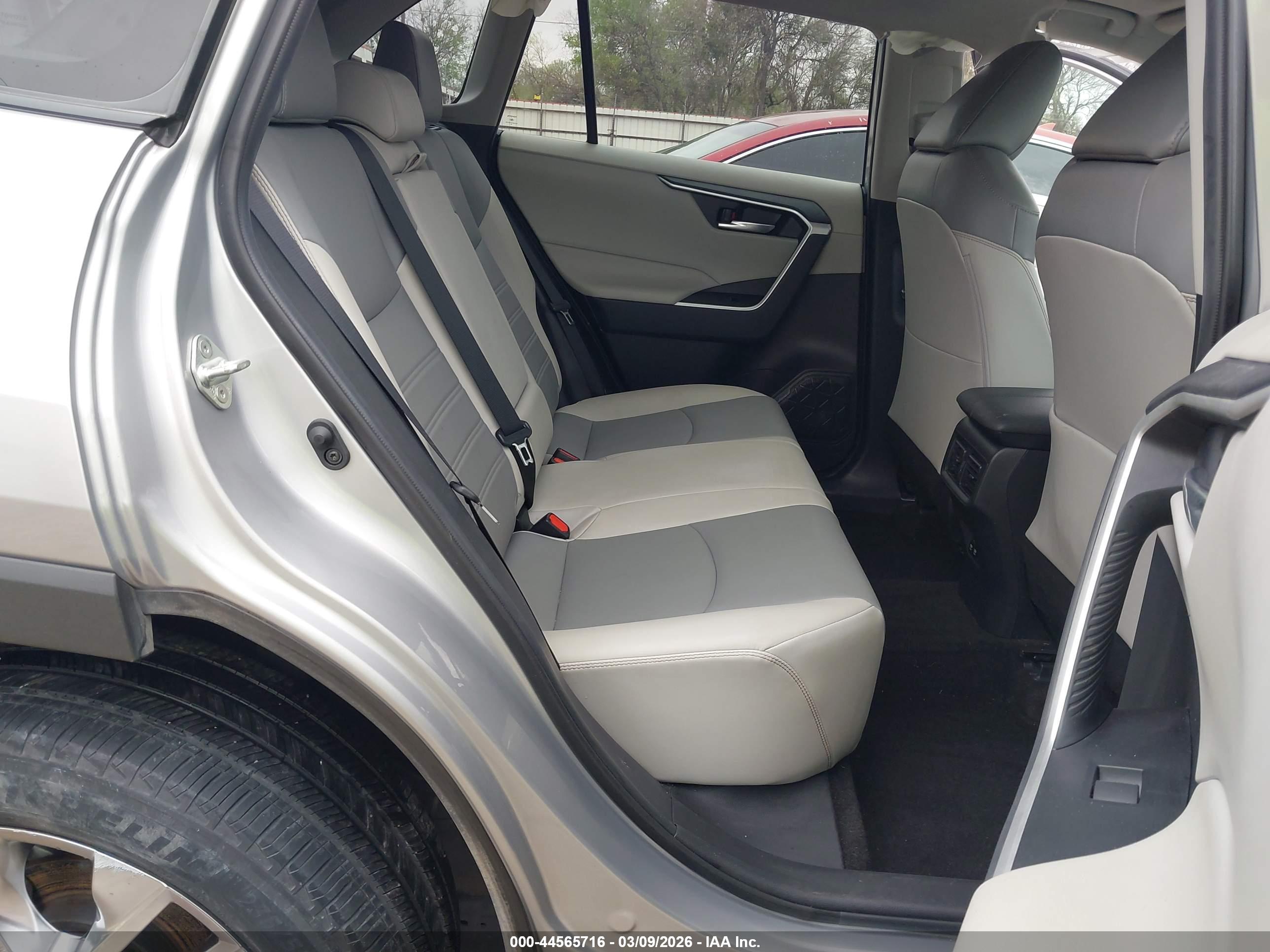 TOYOTA RAV4 image 8