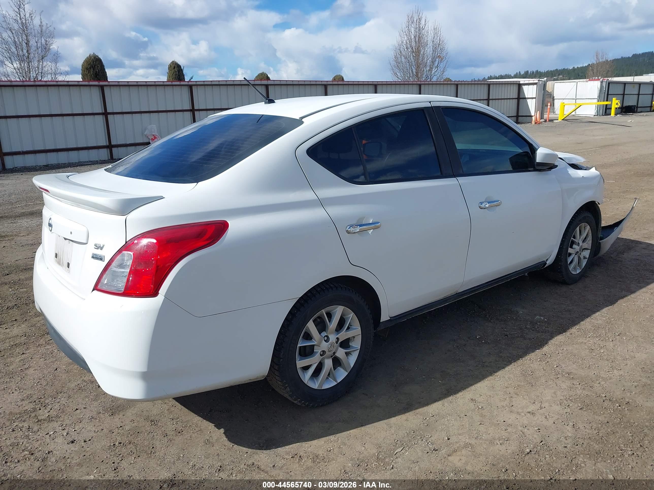 NISSAN VERSA image 4