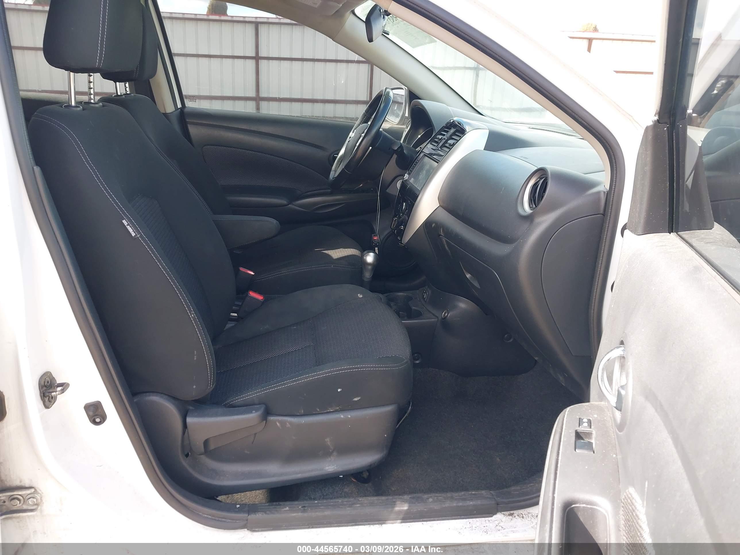 NISSAN VERSA image 5