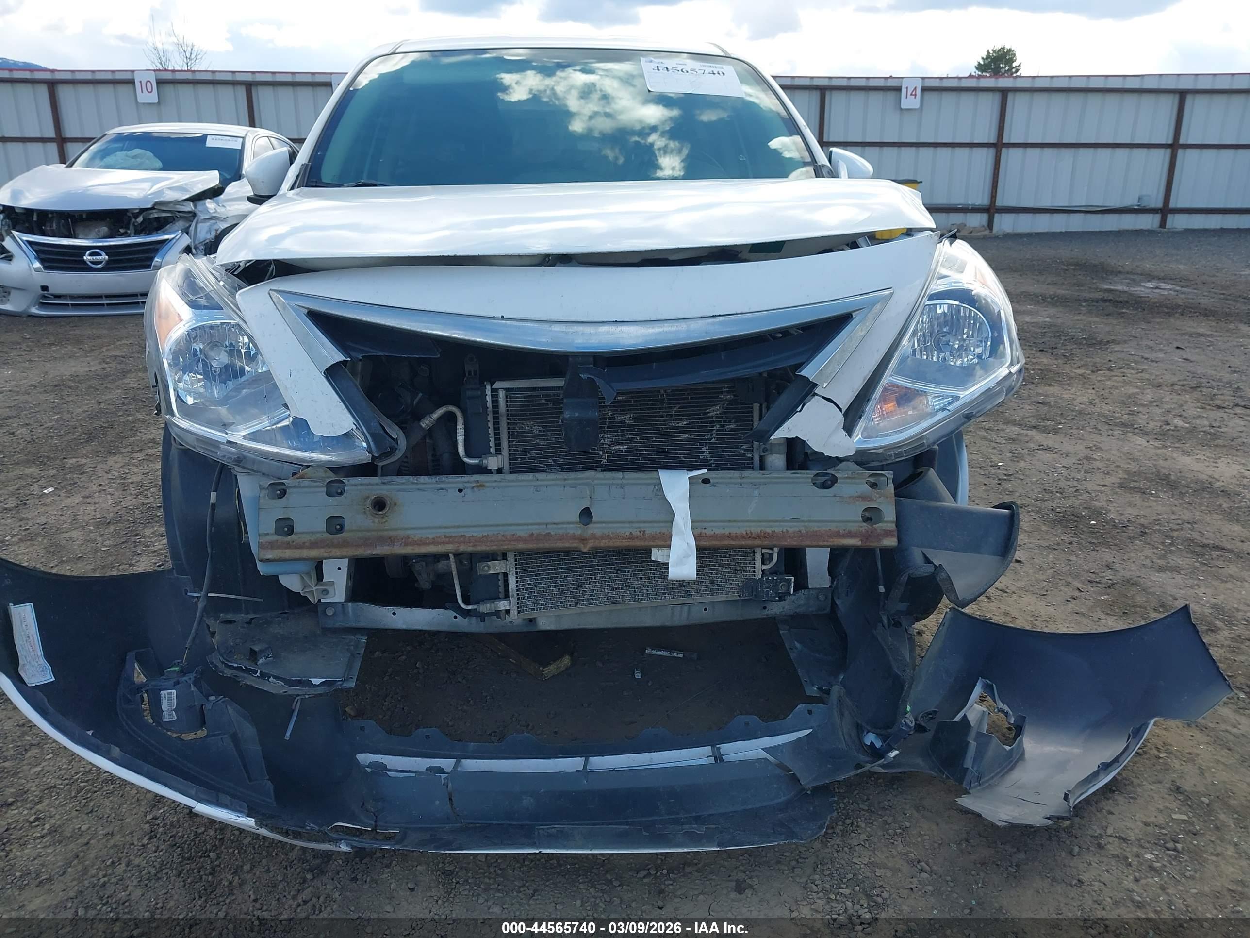 NISSAN VERSA image 6