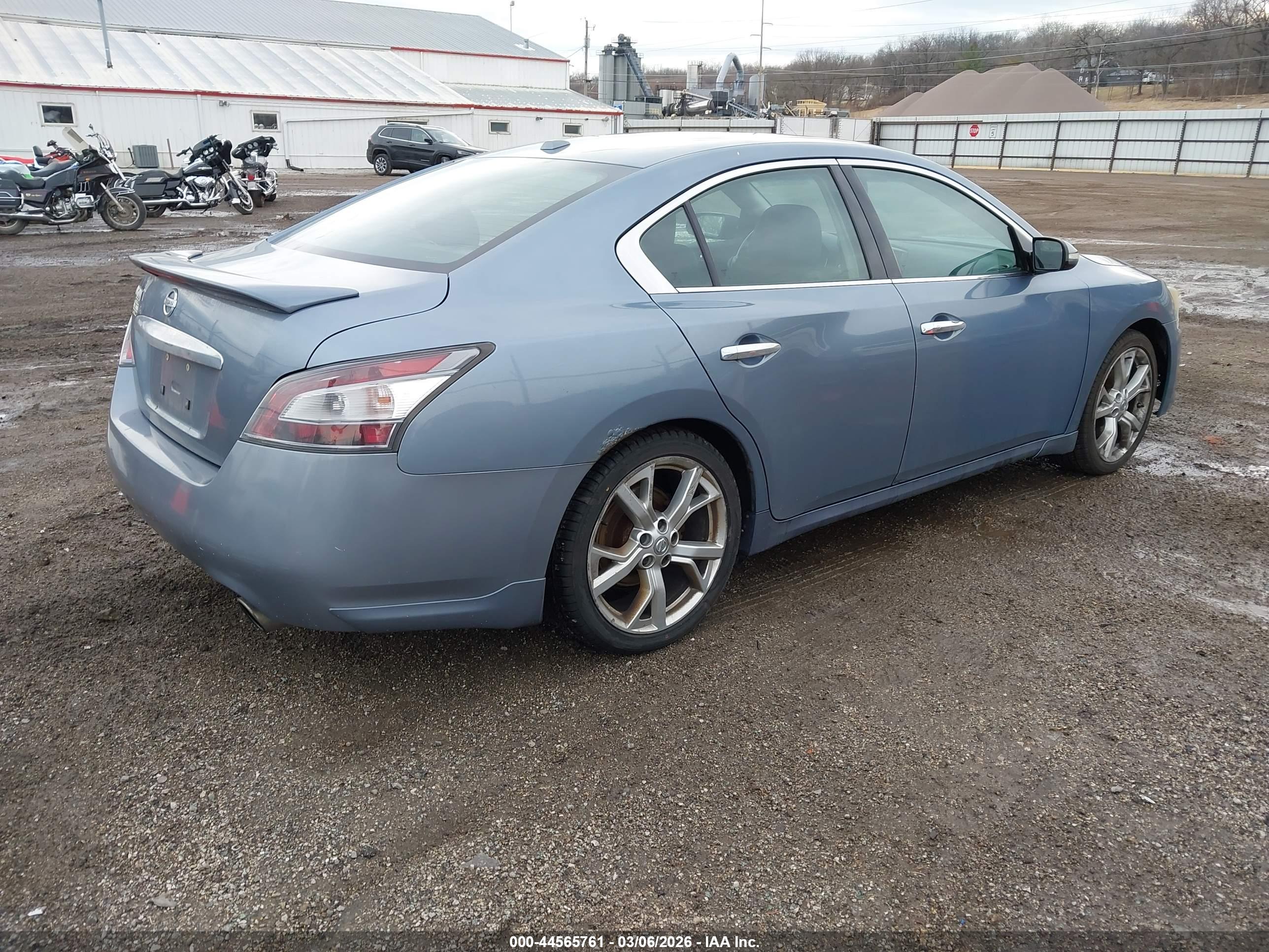 NISSAN MAXIMA image 4
