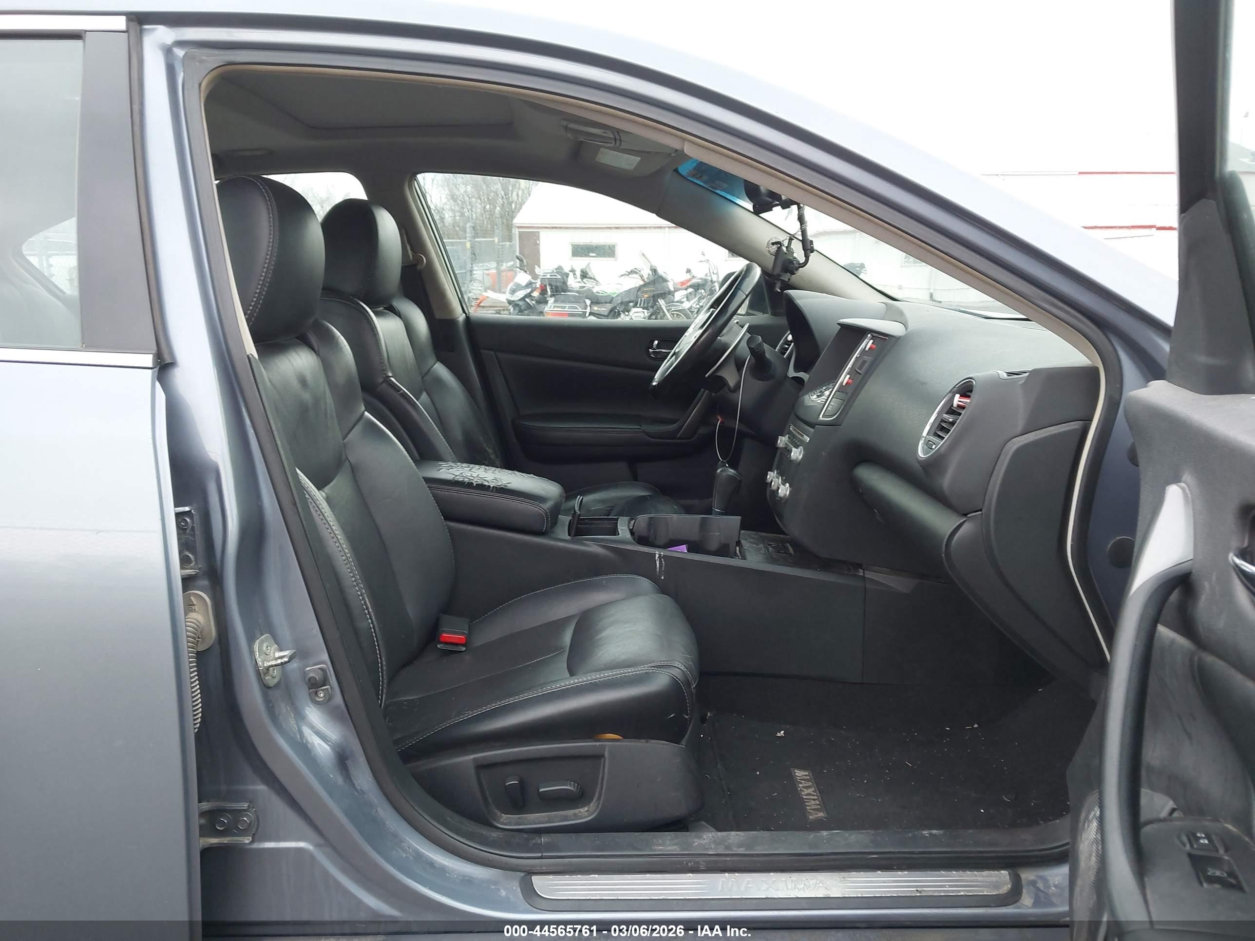 NISSAN MAXIMA image 5