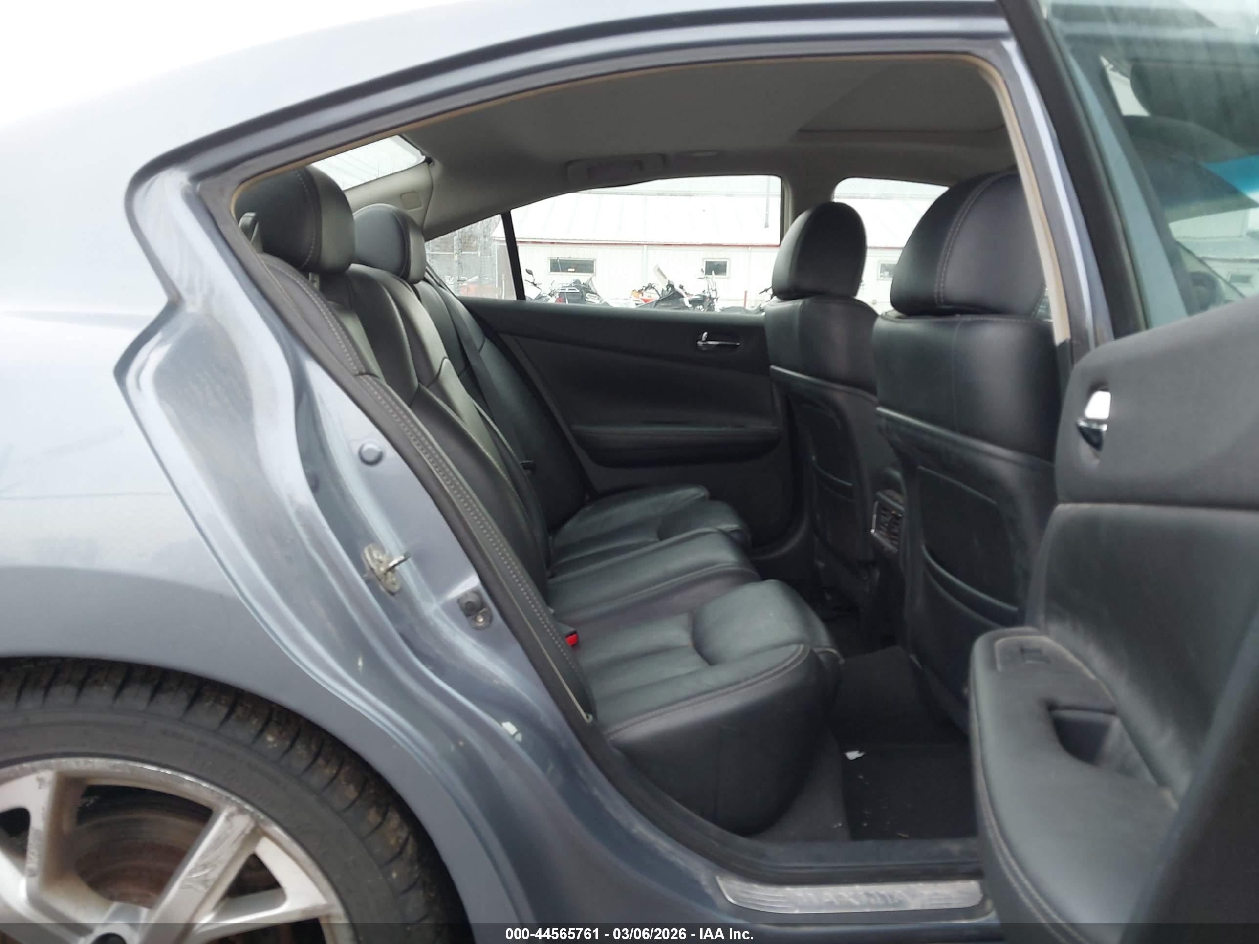 NISSAN MAXIMA image 8