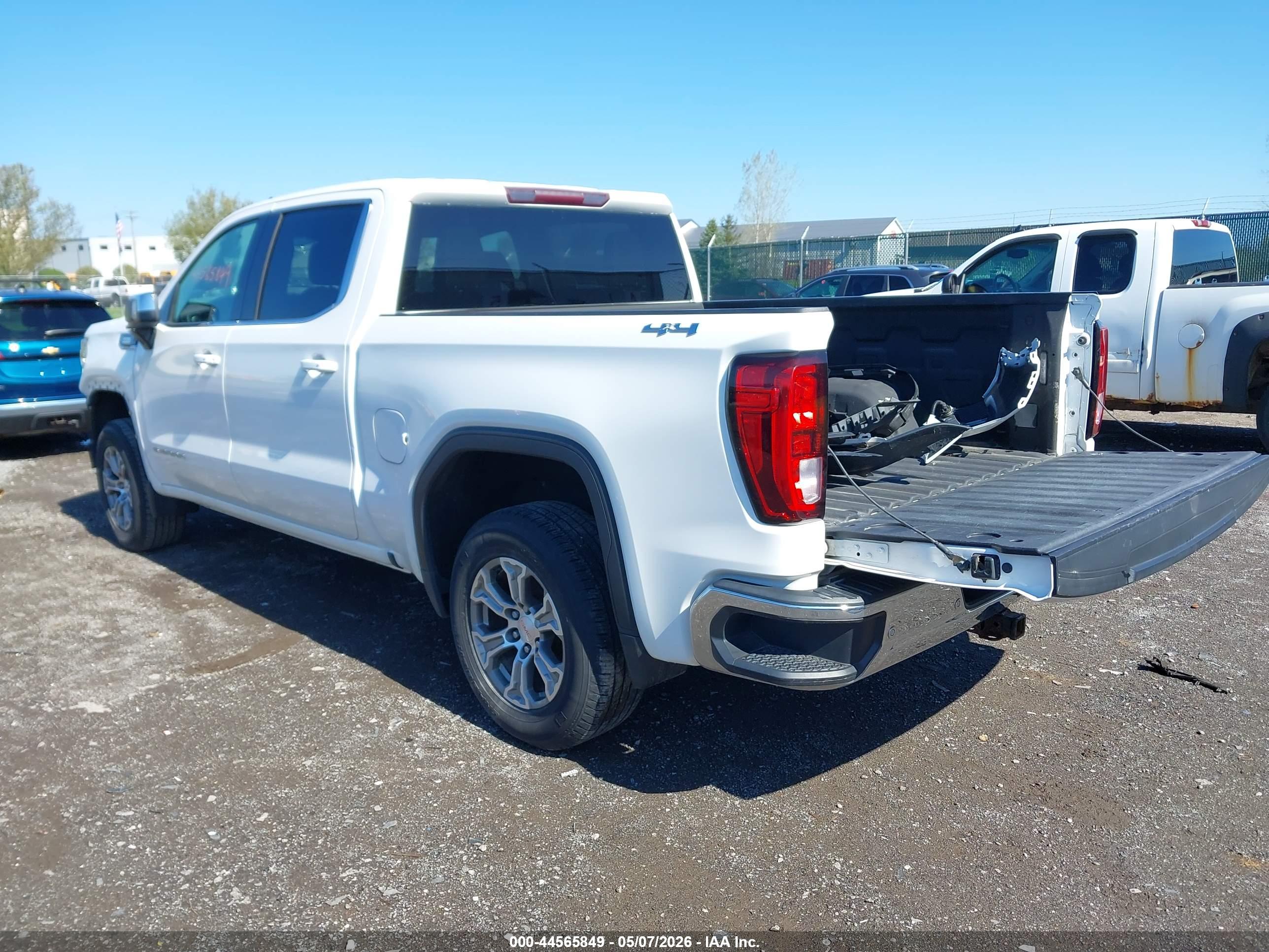 GMC SIERRA image 3
