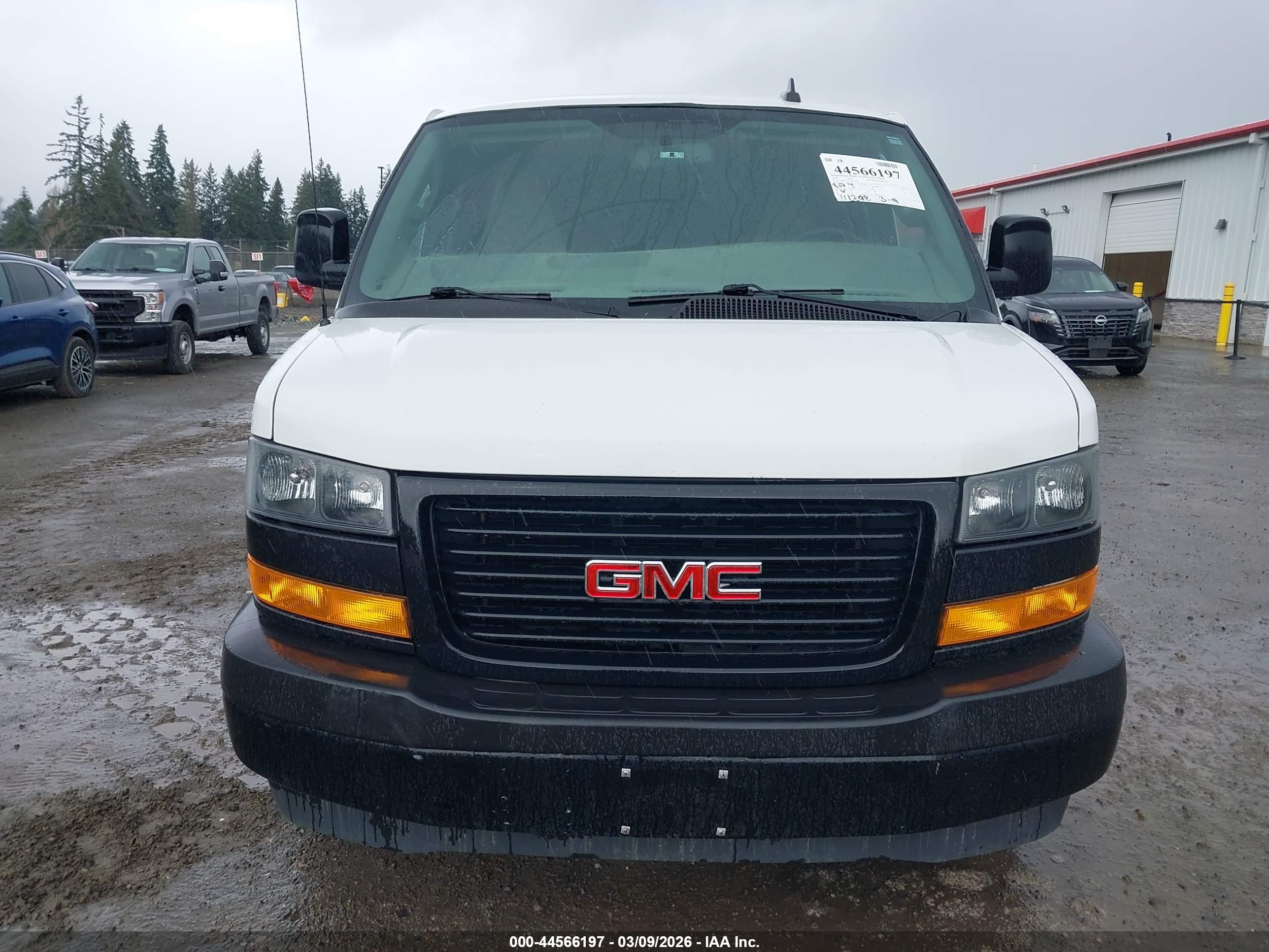 GMC SAVANA image 6