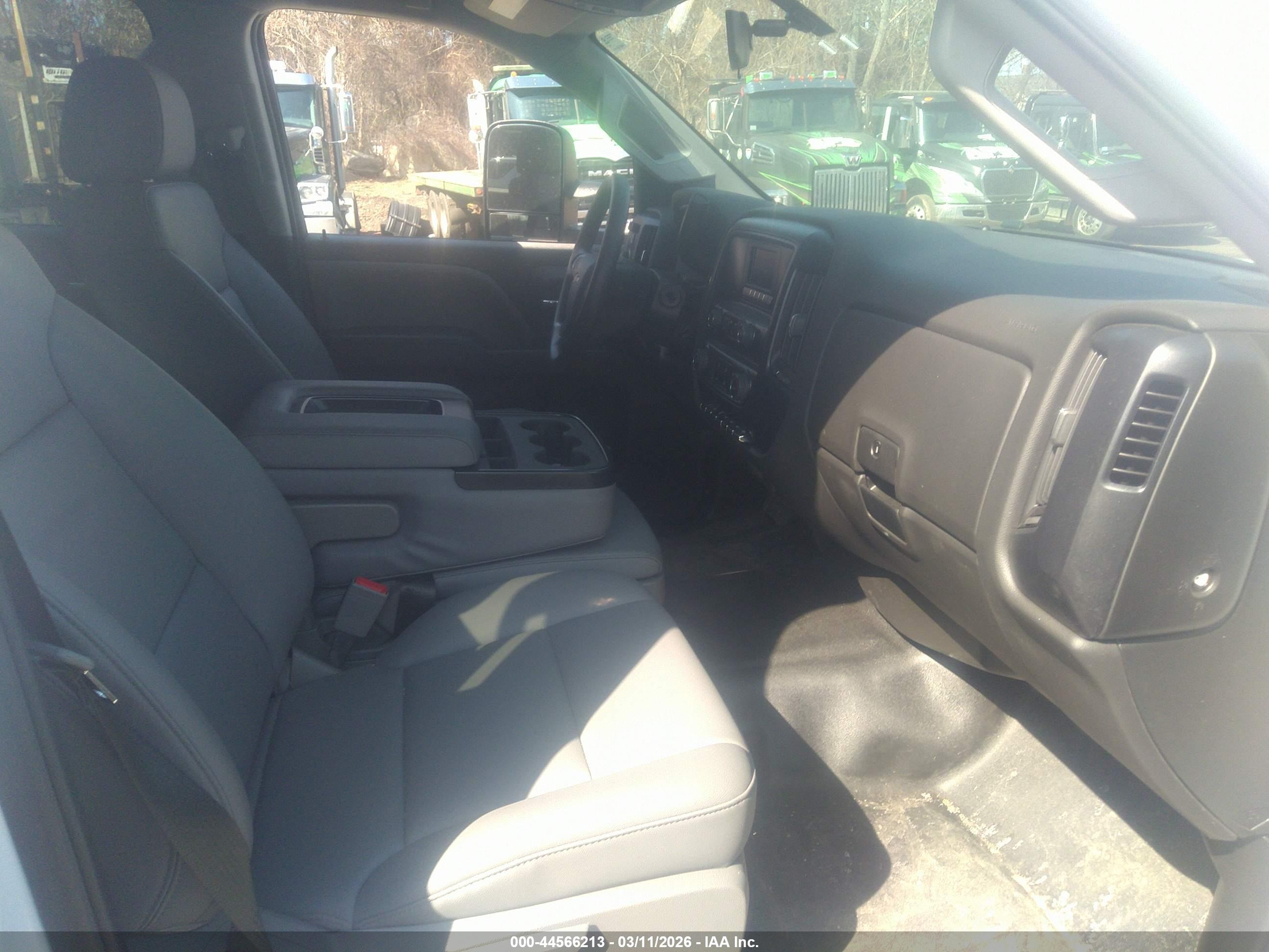 CHEVROLET SILVERADO image 5