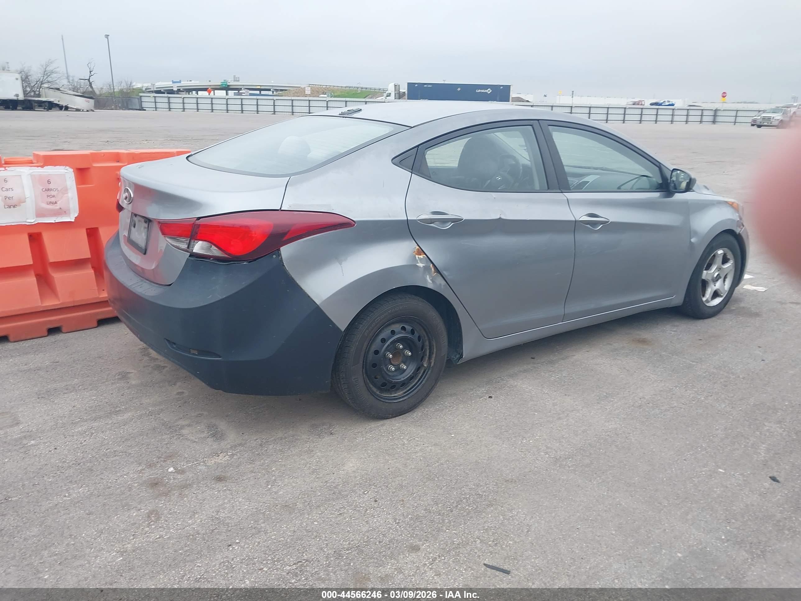 HYUNDAI ELANTRA image 4