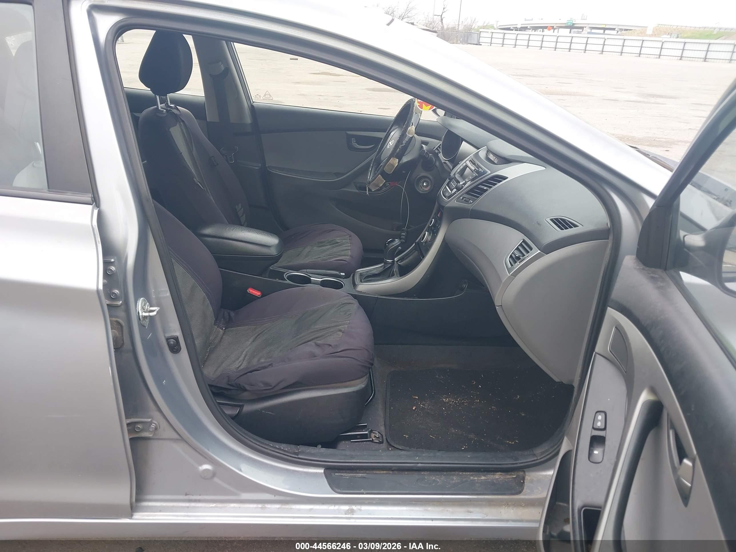 HYUNDAI ELANTRA image 5