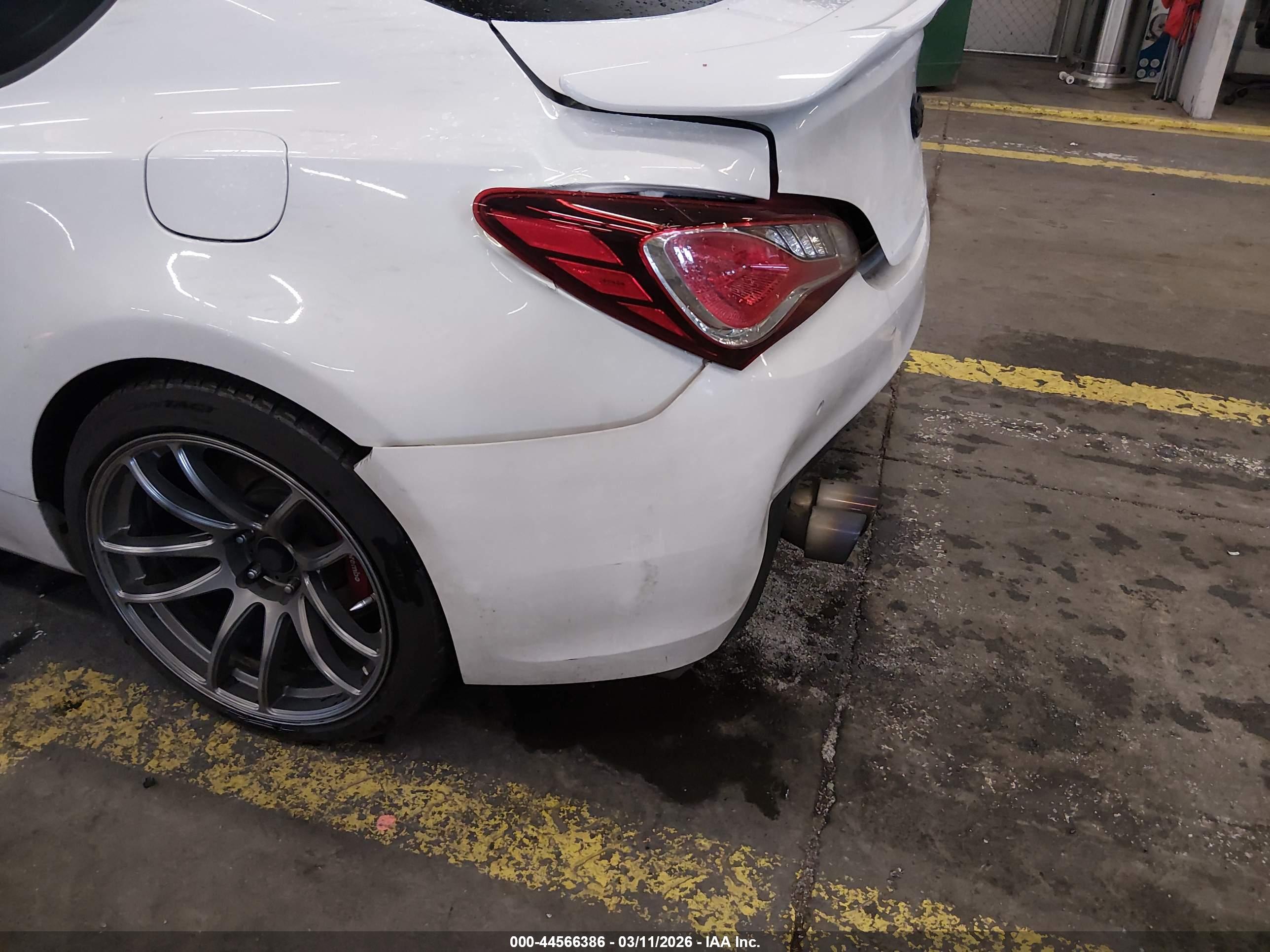 HYUNDAI GENESIS image 6