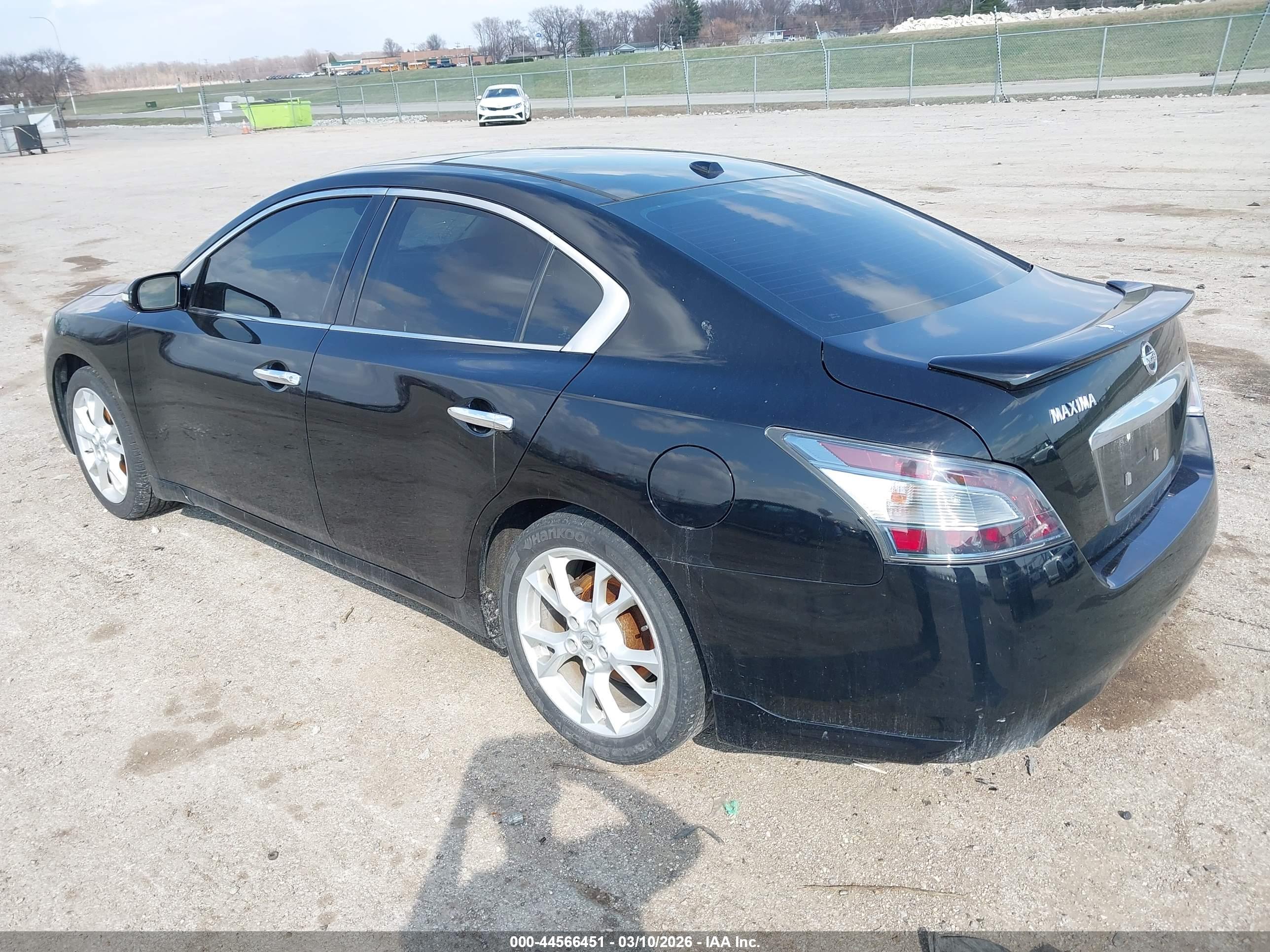 NISSAN MAXIMA image 3