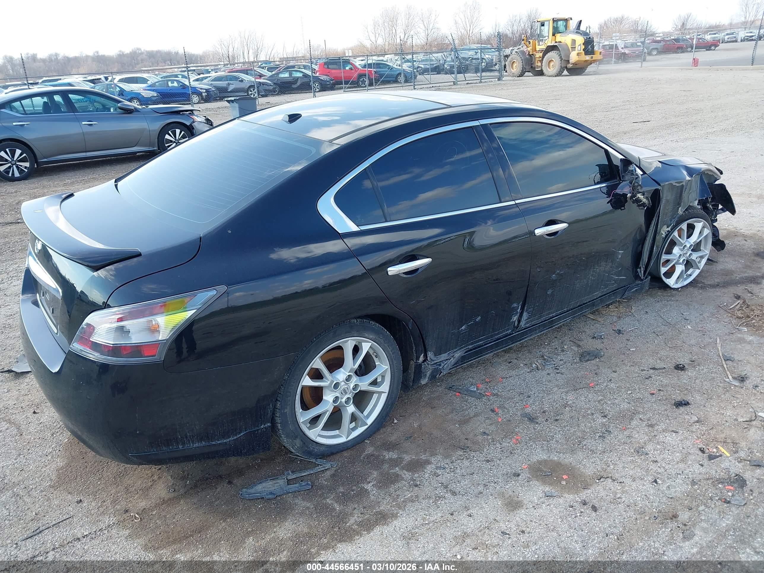 NISSAN MAXIMA image 4