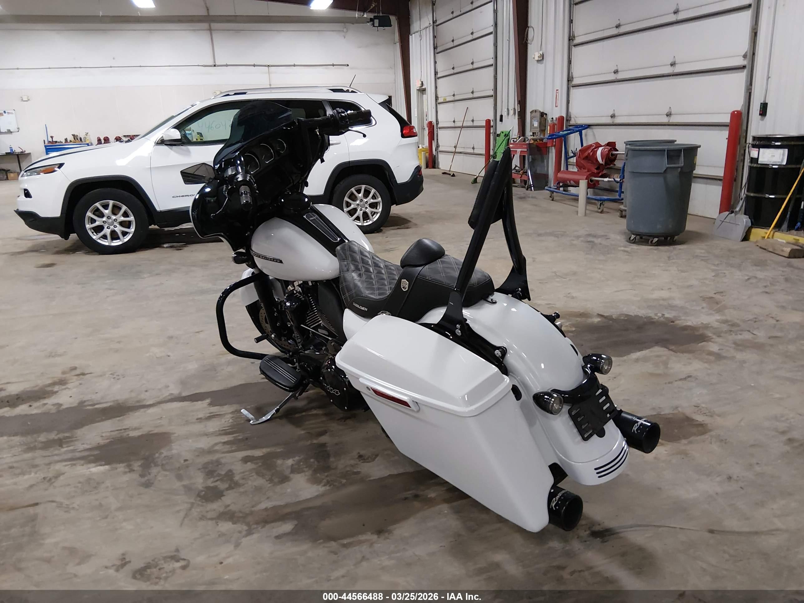 HARLEY-DAVIDSON FLHXS image 3
