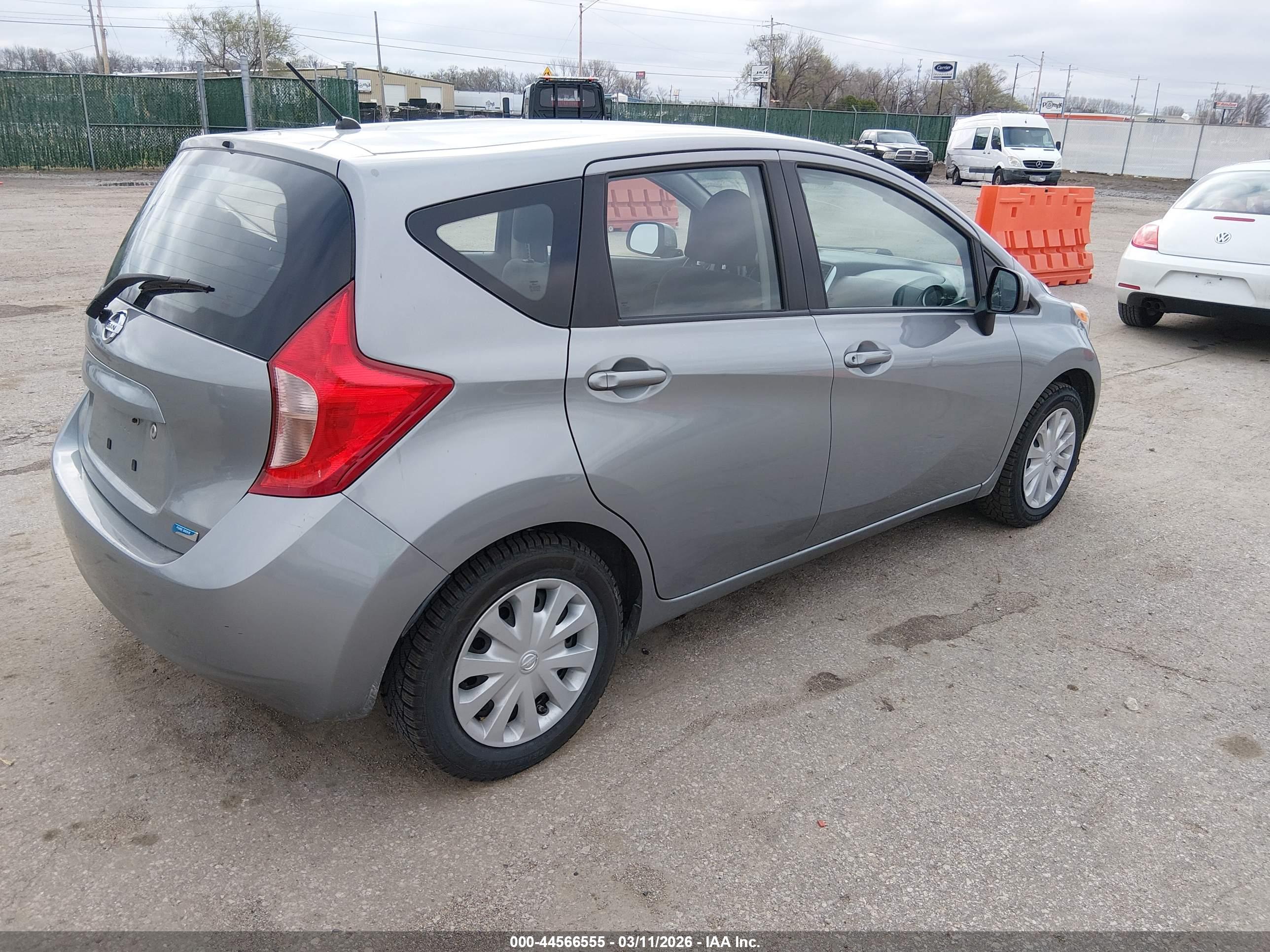 NISSAN VERSA image 4
