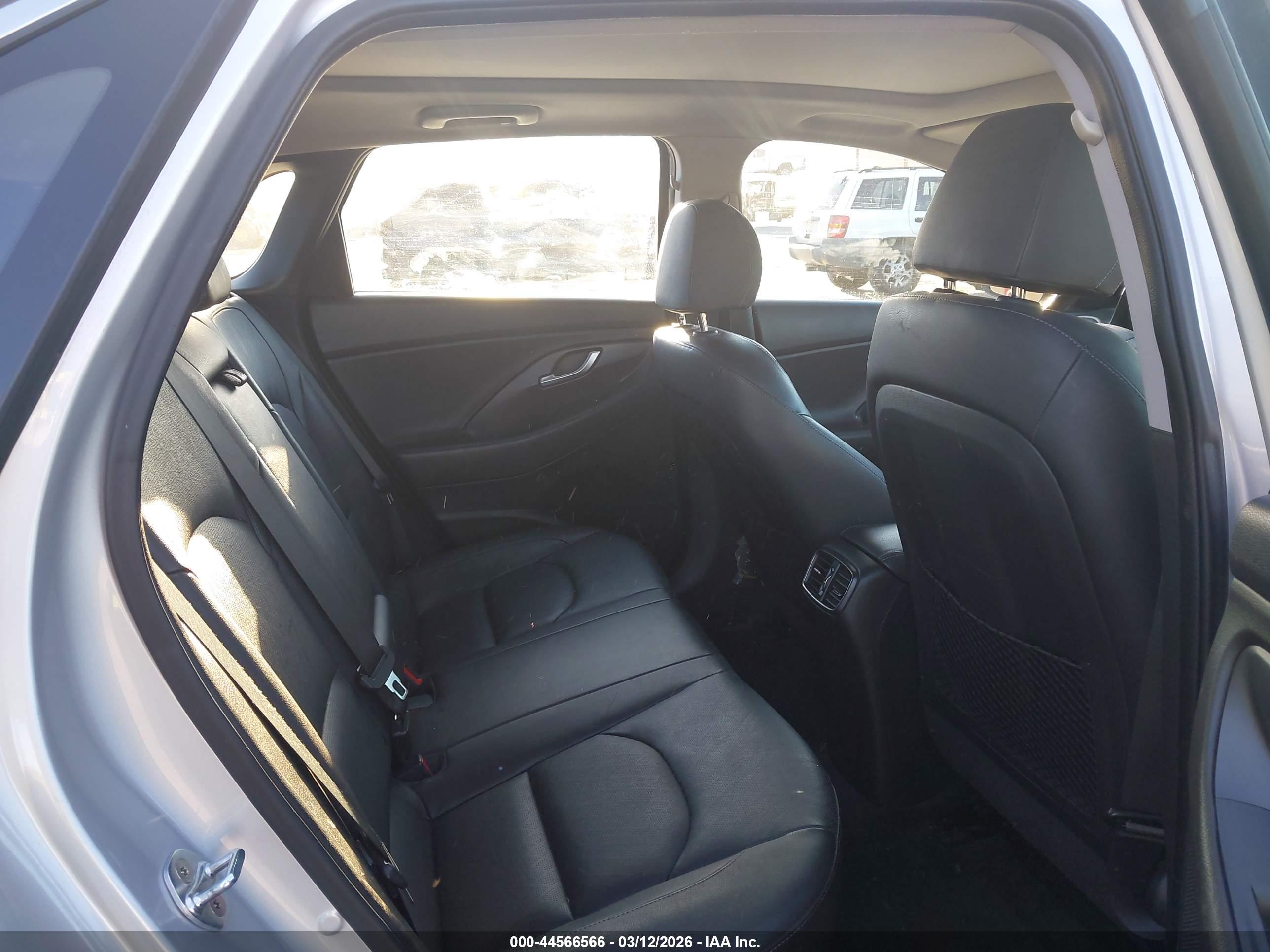 HYUNDAI ELANTRA image 8