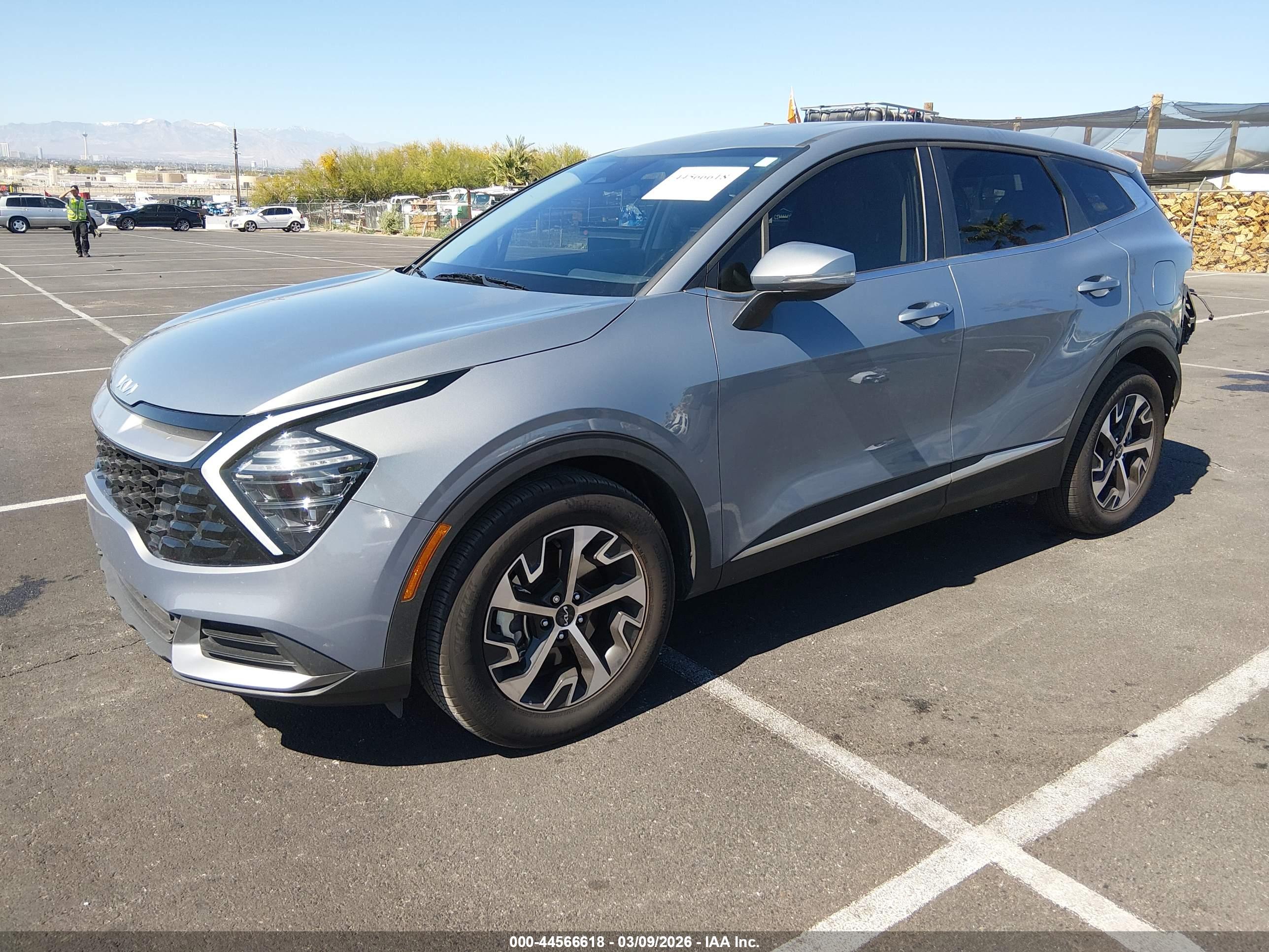 KIA SPORTAGE image 2
