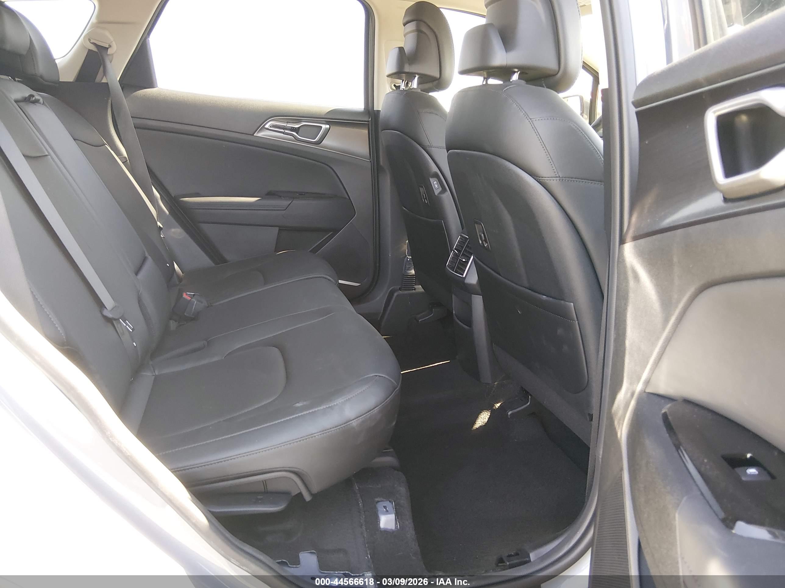 KIA SPORTAGE image 8