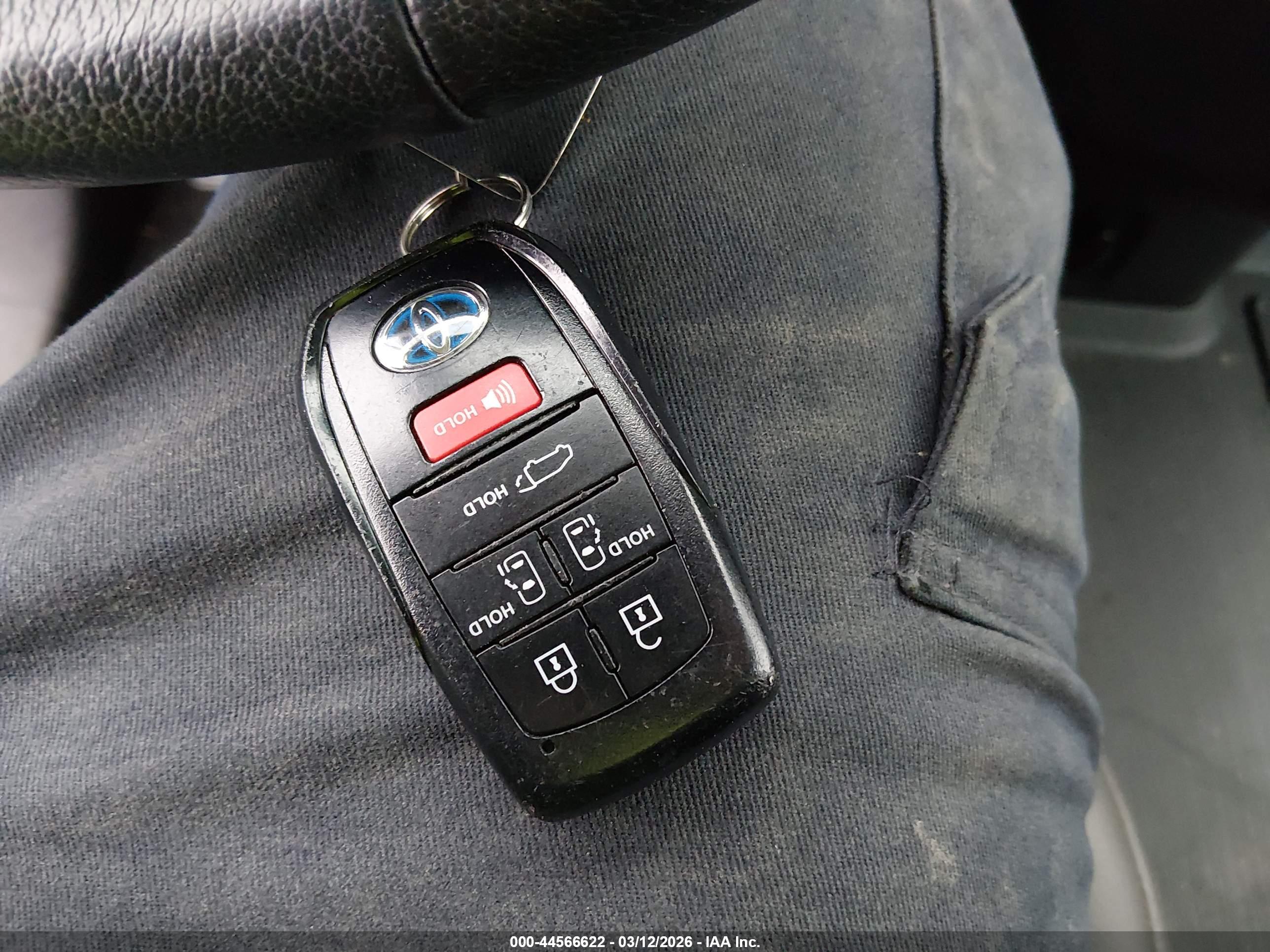 TOYOTA SIENNA image 11