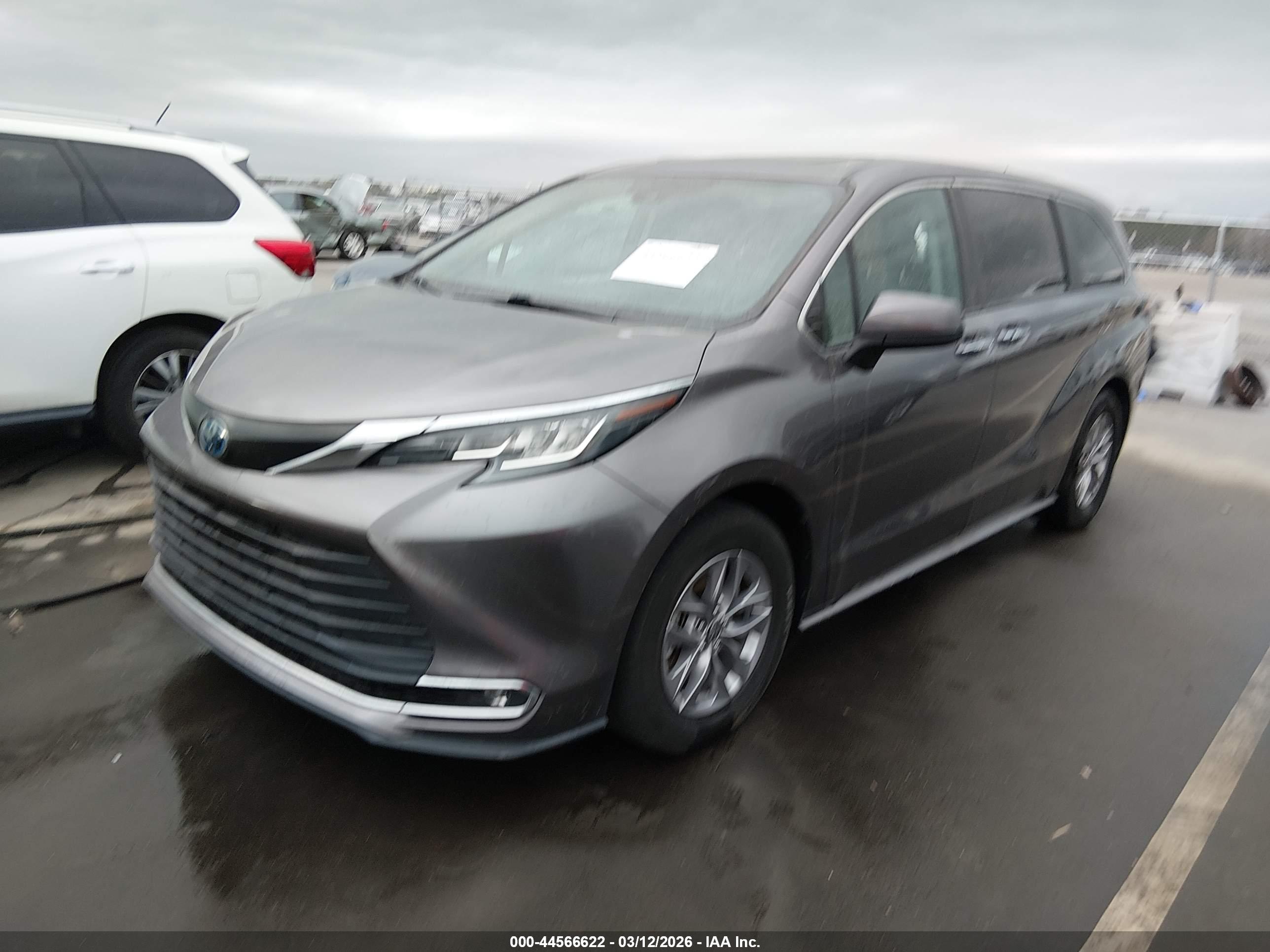 TOYOTA SIENNA image 2