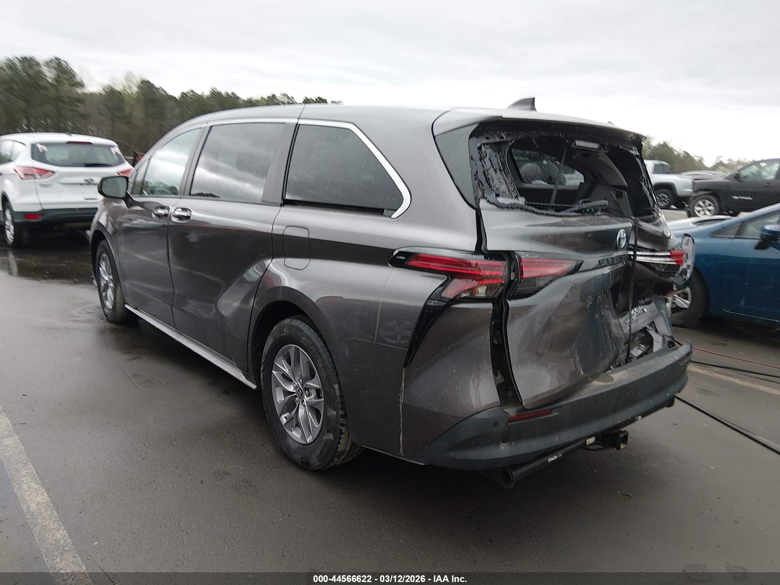 TOYOTA SIENNA image 3