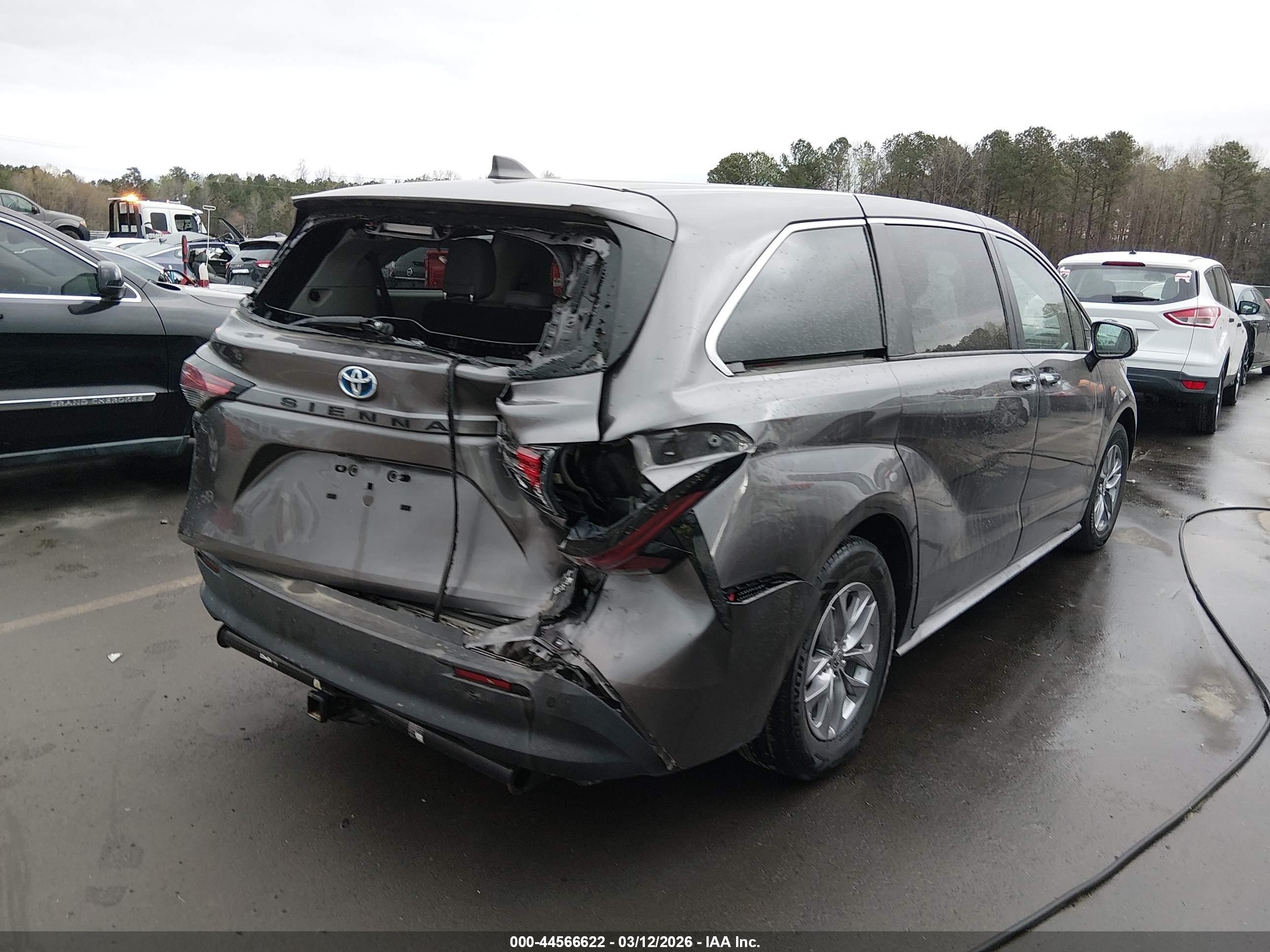 TOYOTA SIENNA image 4