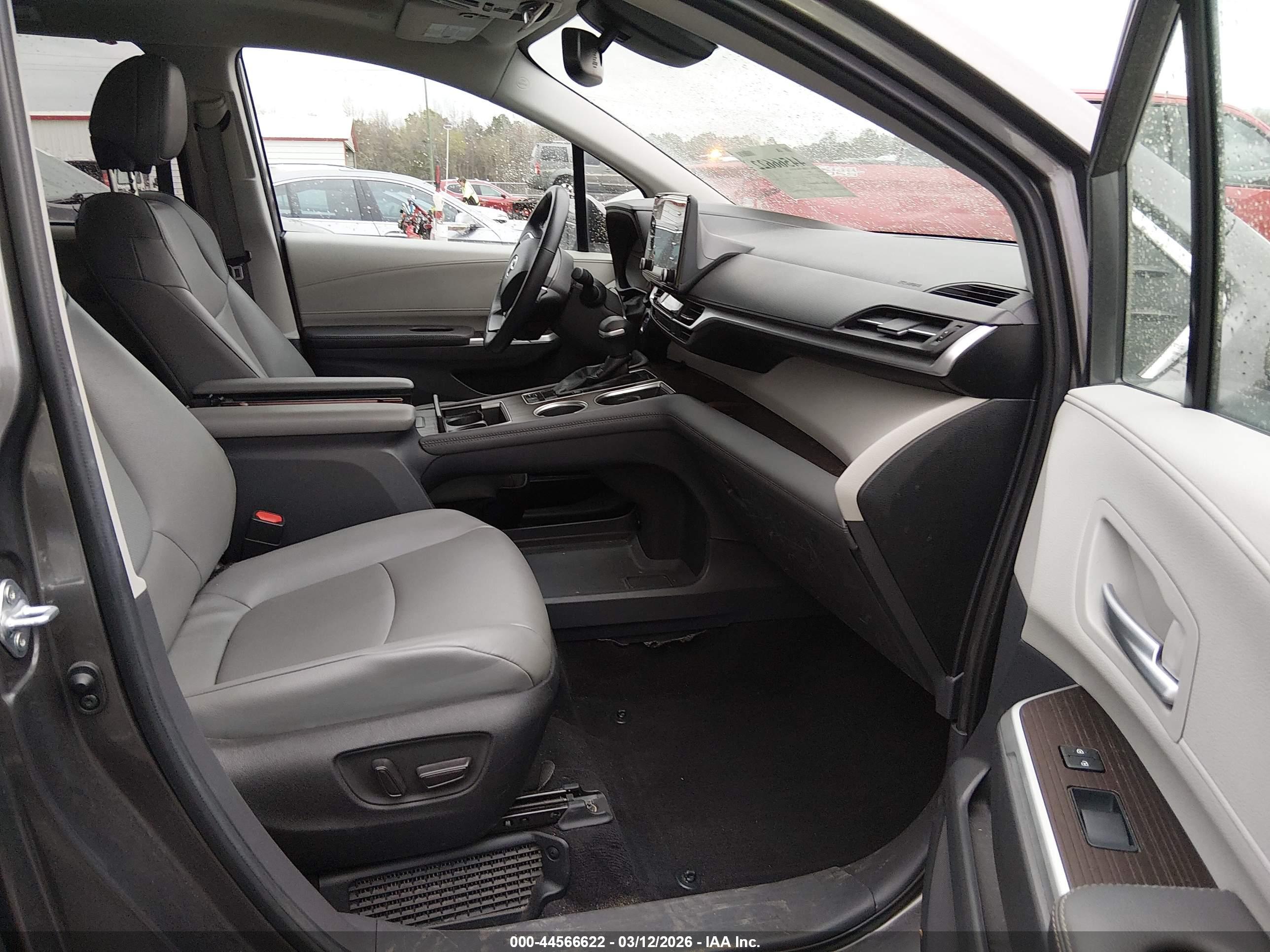 TOYOTA SIENNA image 5