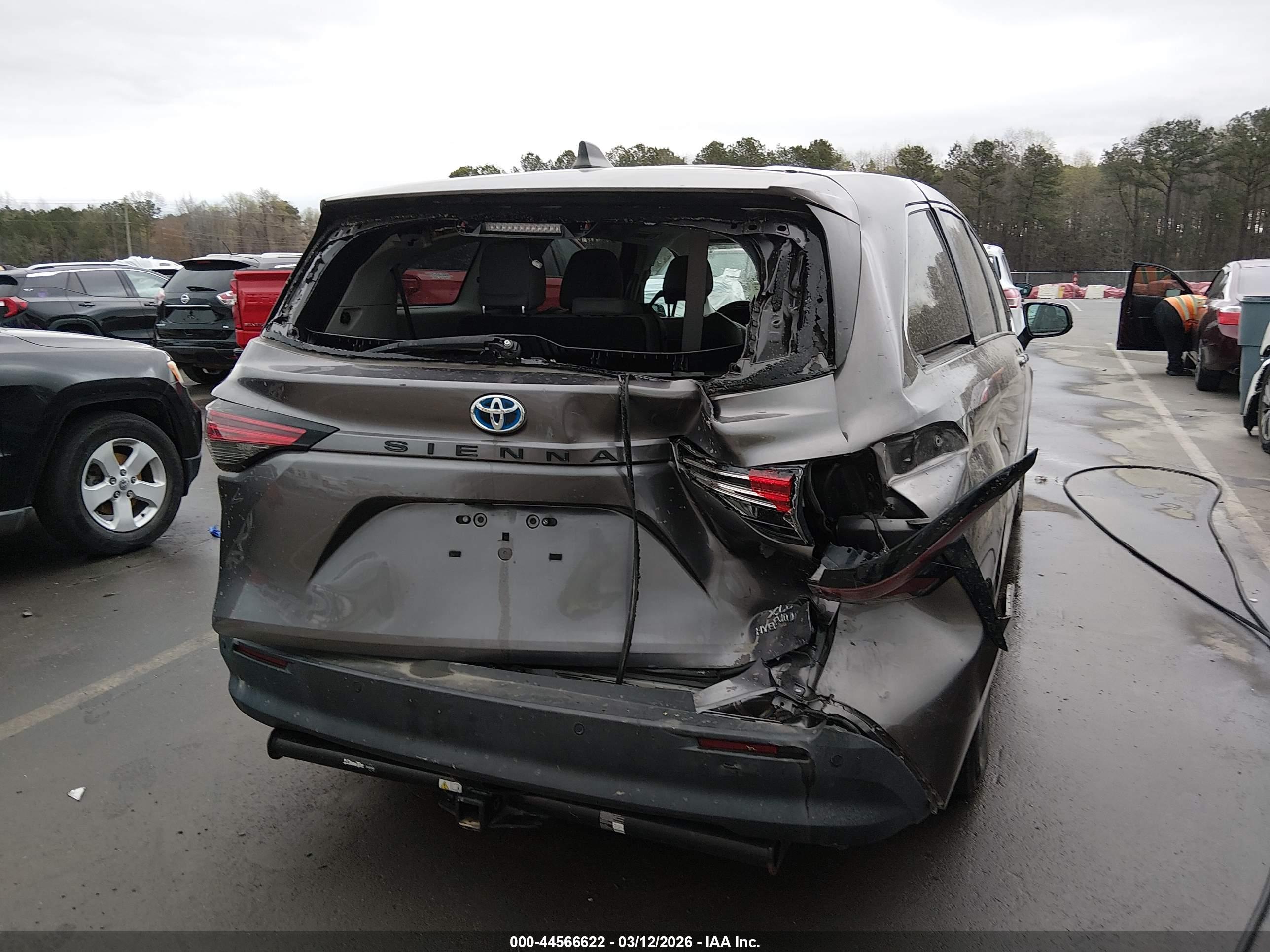 TOYOTA SIENNA image 6