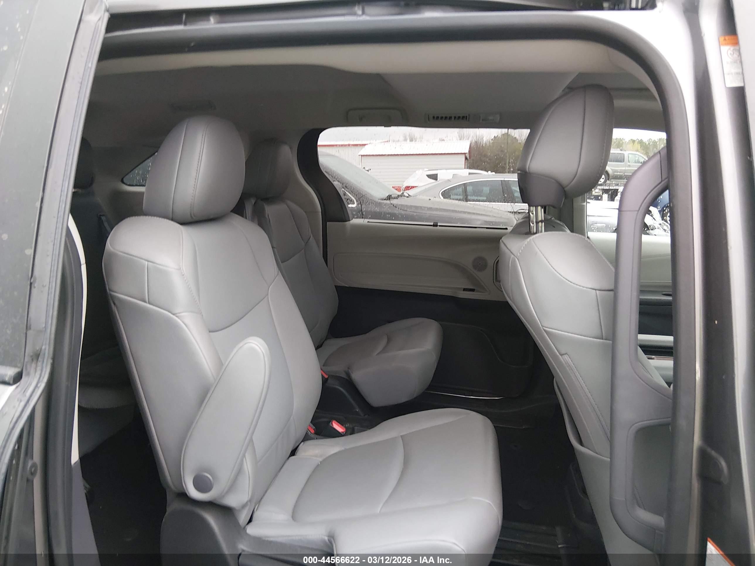 TOYOTA SIENNA image 8