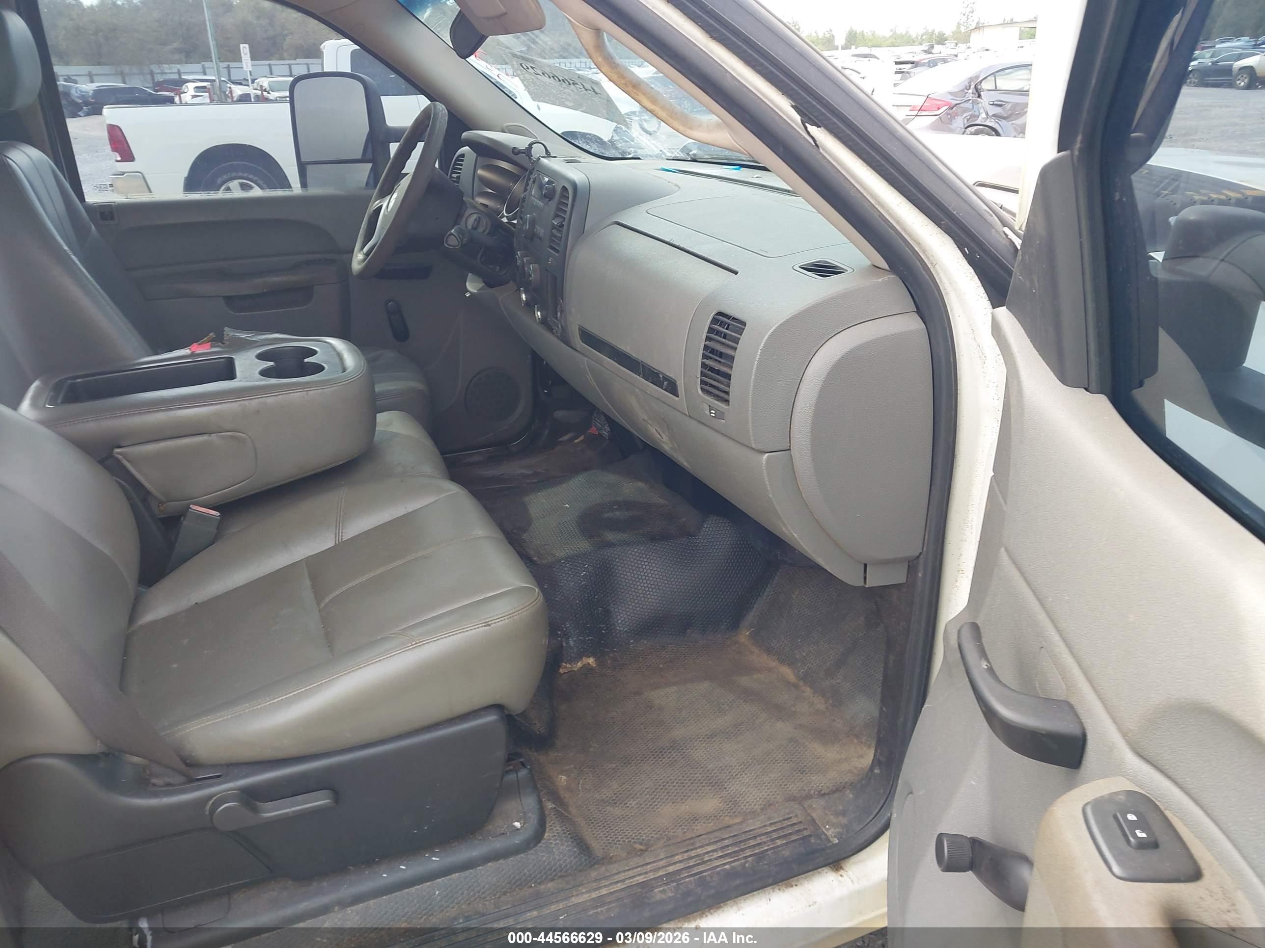CHEVROLET SILVERADO image 5