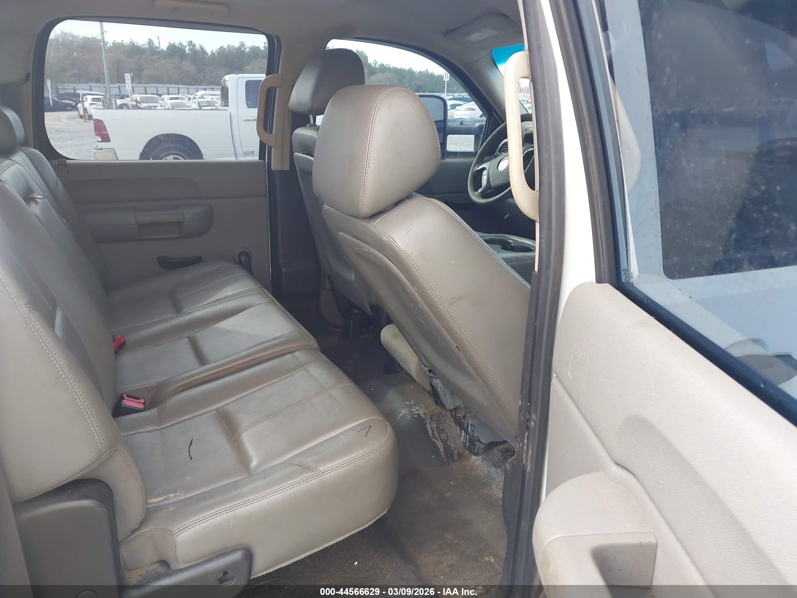 CHEVROLET SILVERADO image 8
