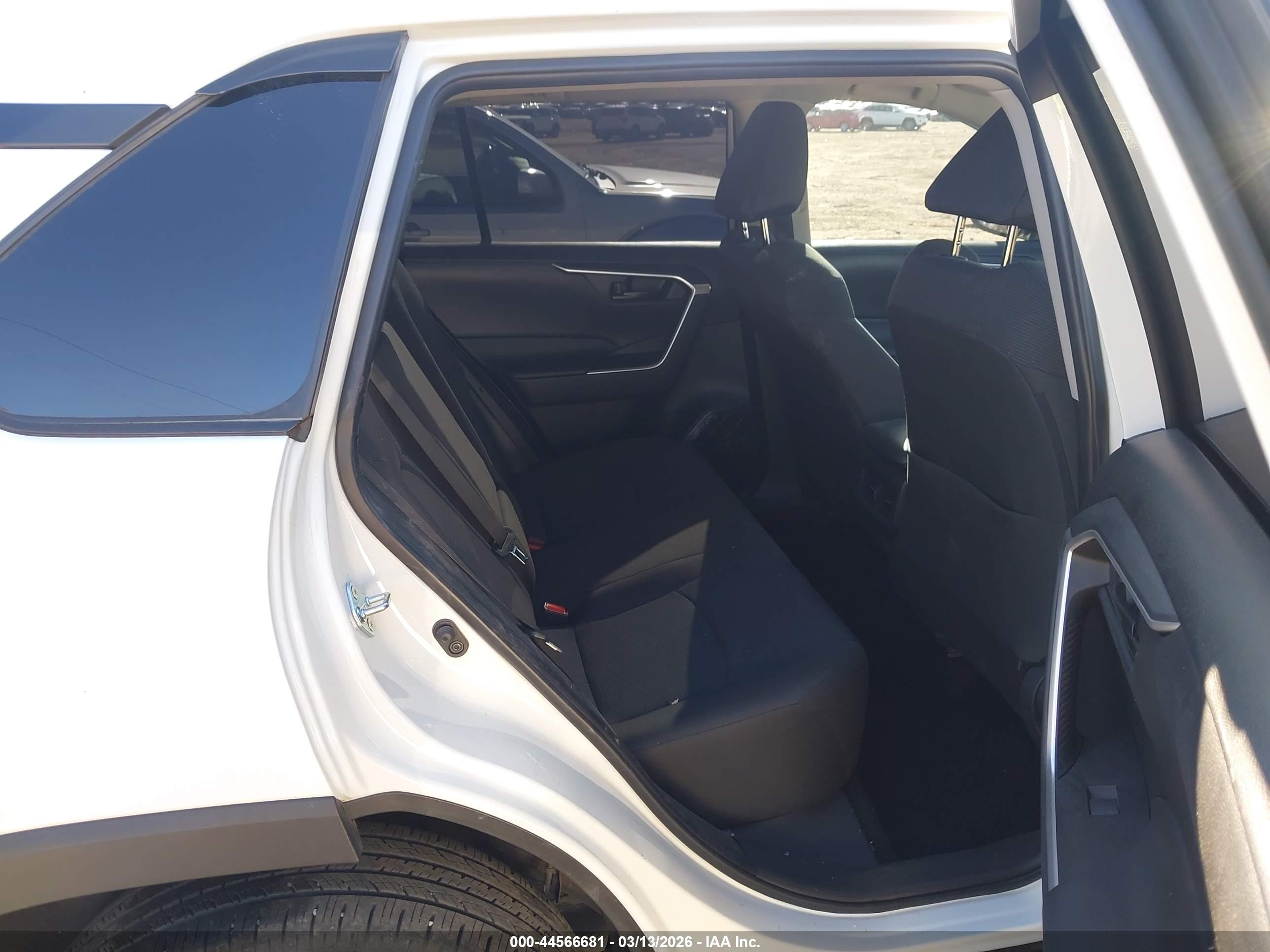 TOYOTA RAV4 image 8