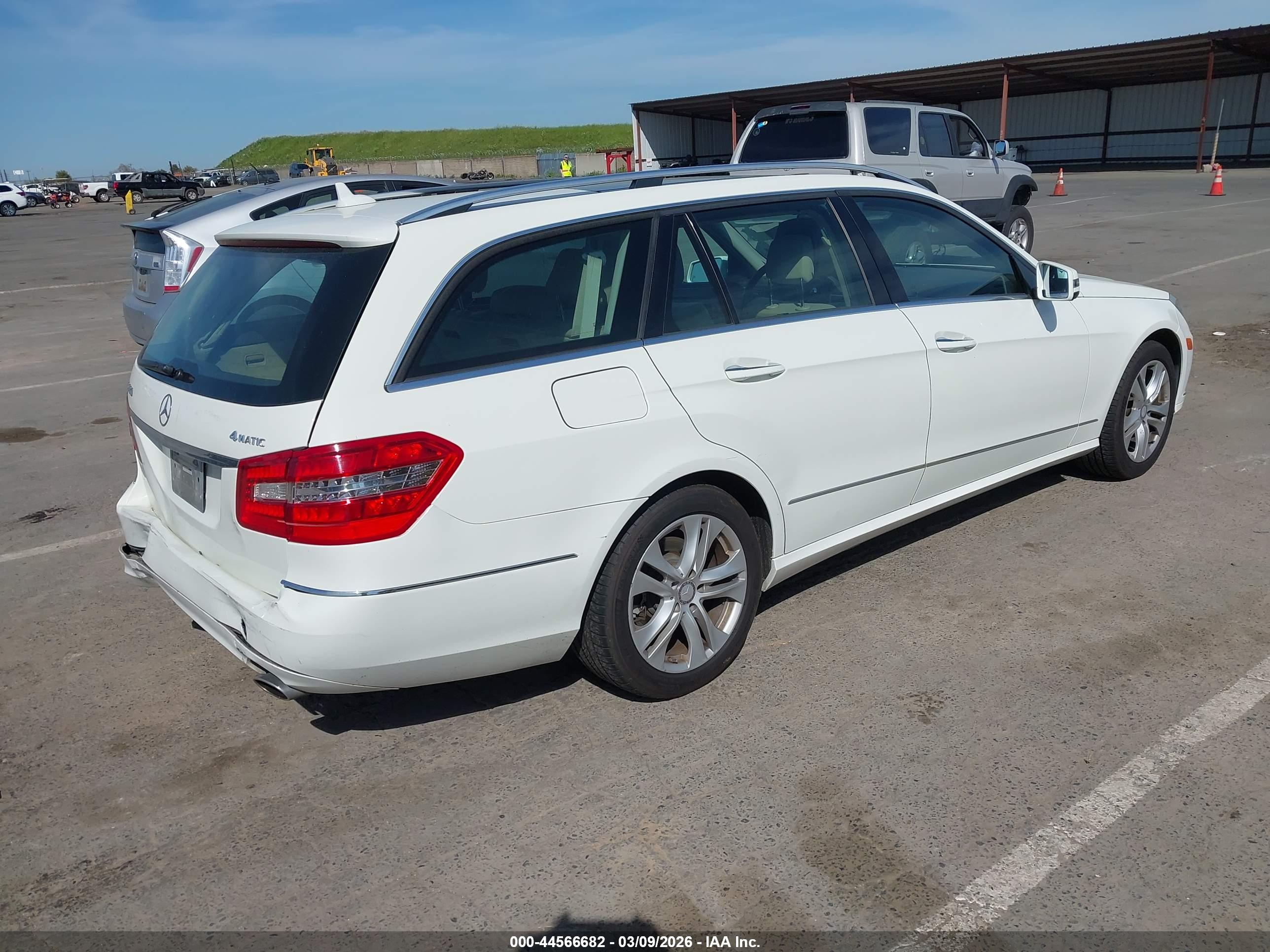 MERCEDES-BENZ E image 4