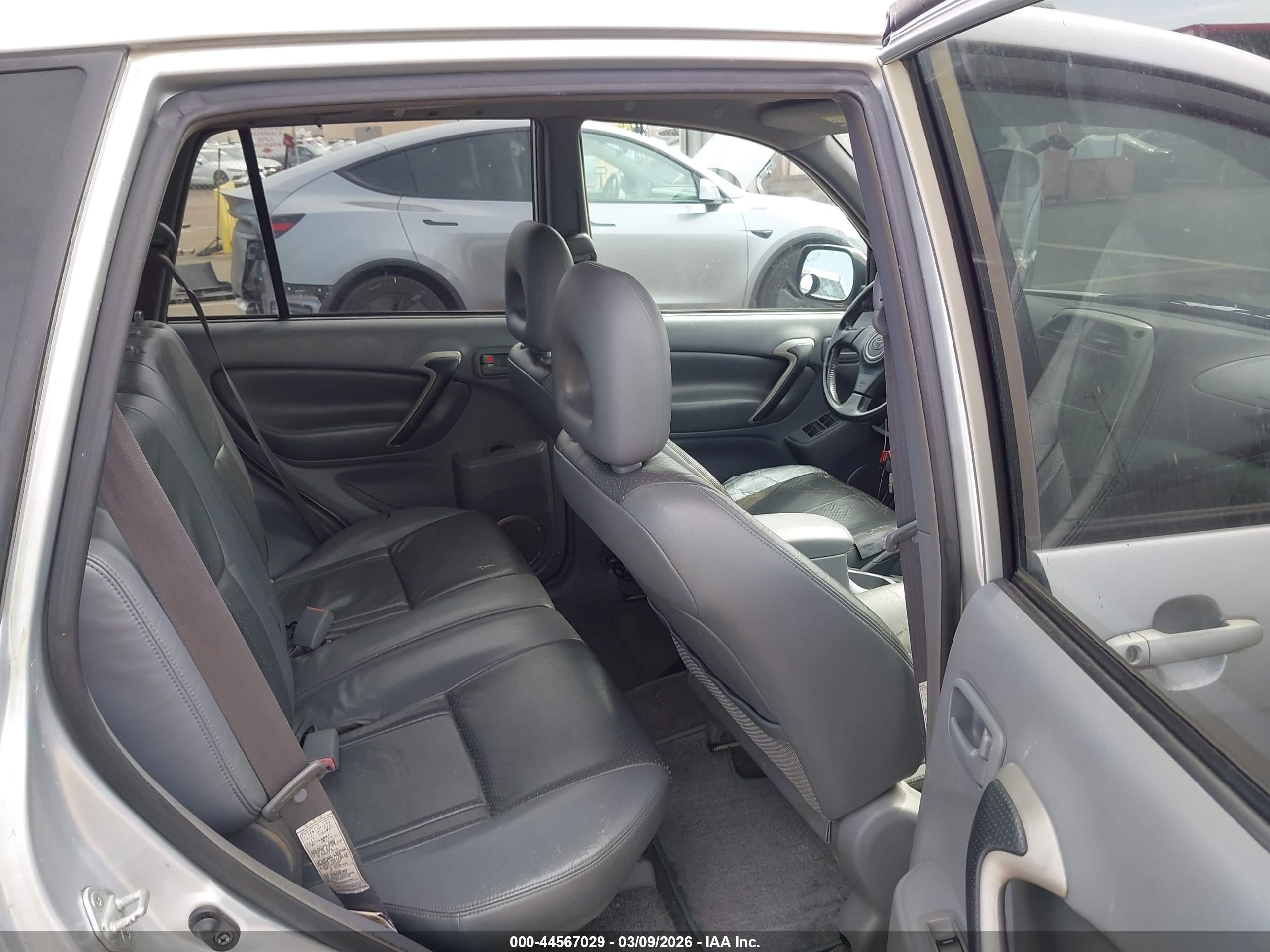 TOYOTA RAV4 image 8