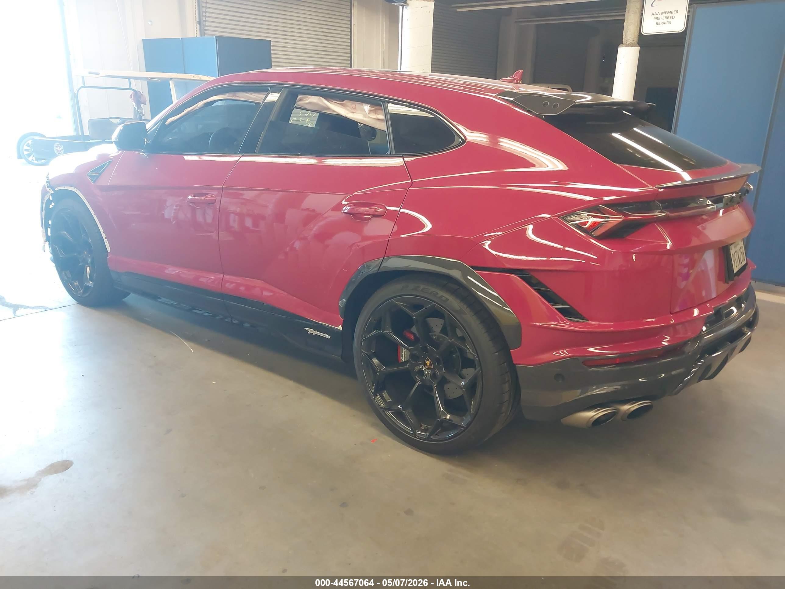 LAMBORGHINI URUS image 3