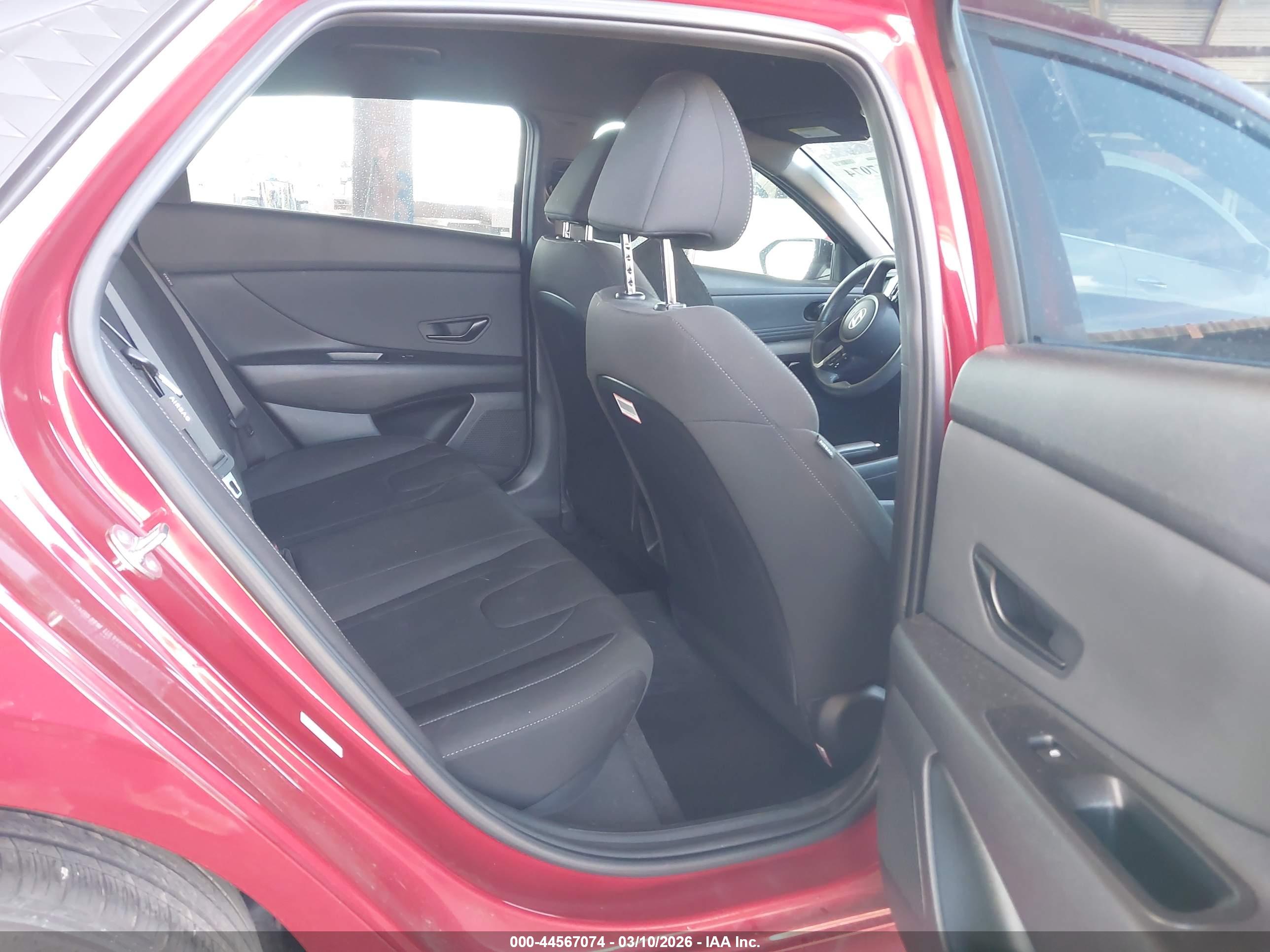 HYUNDAI ELANTRA image 8