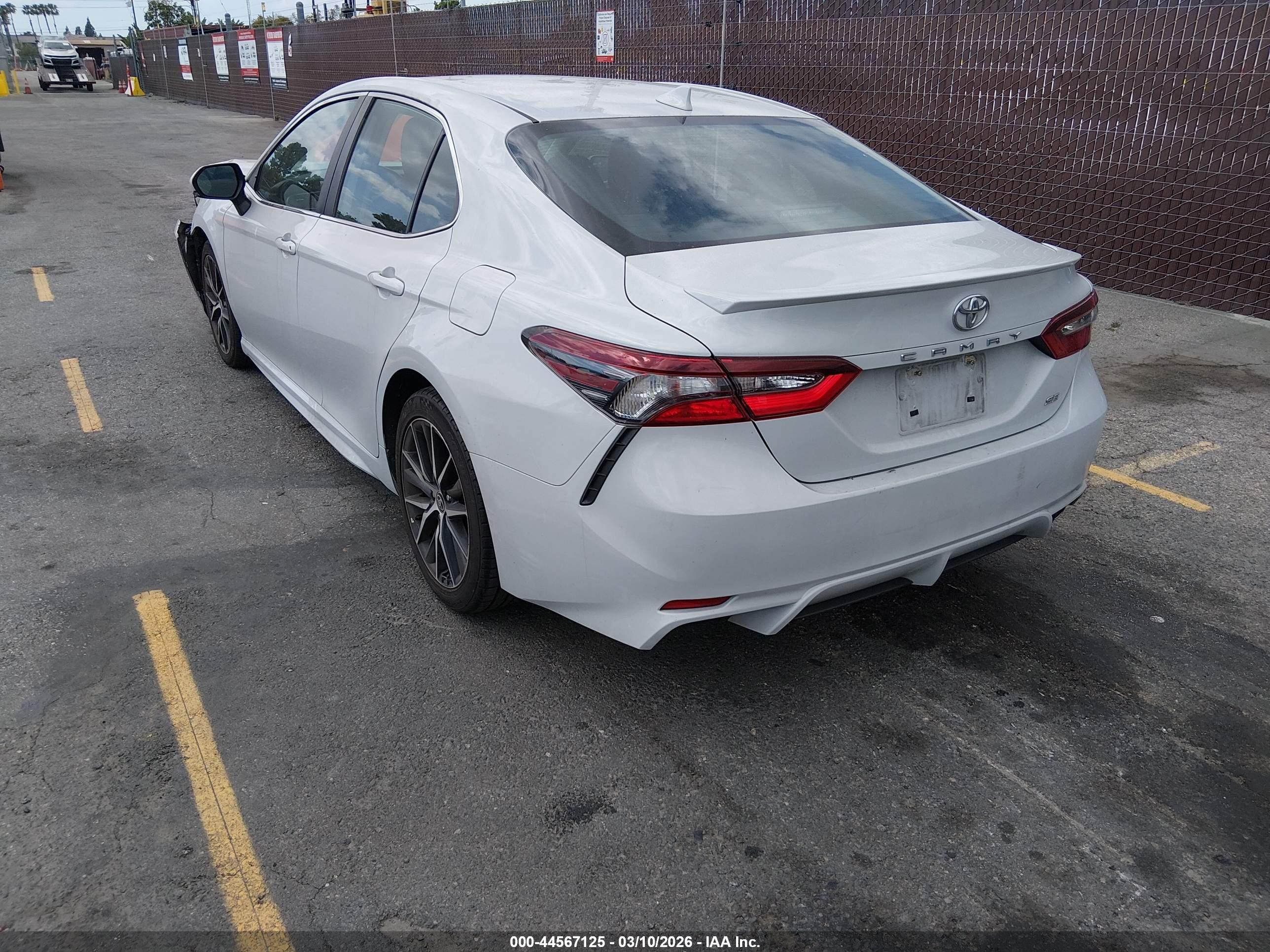 TOYOTA CAMRY image 3