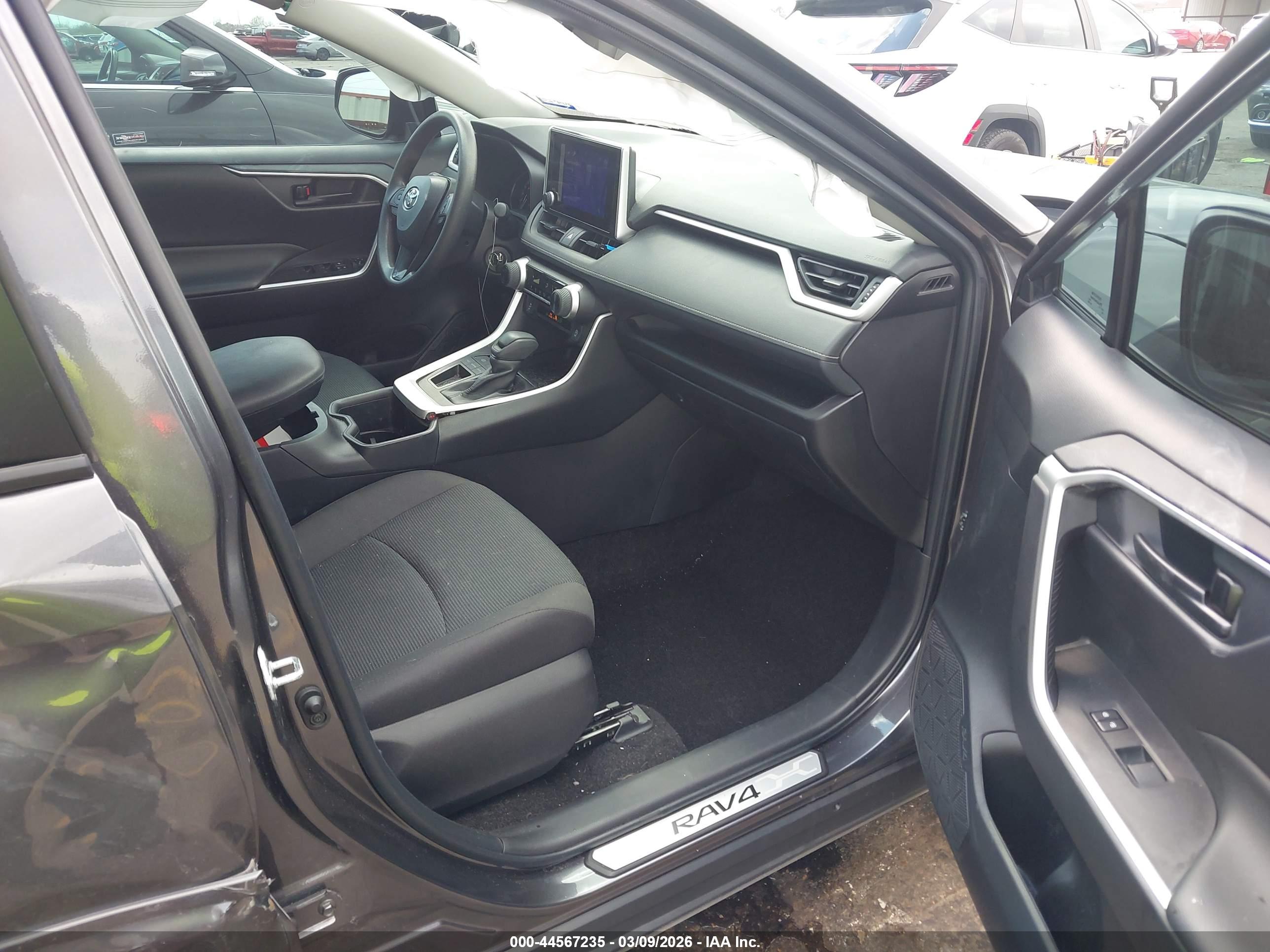 TOYOTA RAV4 image 5