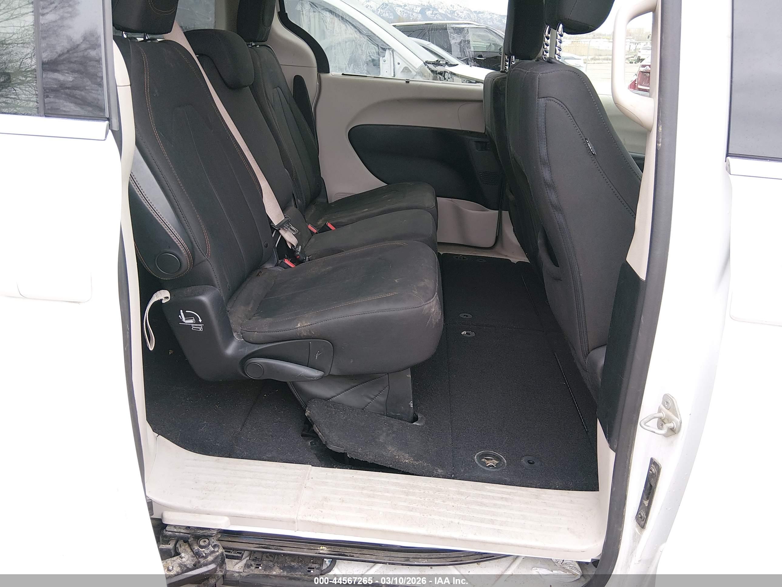 CHRYSLER PACIFICA image 8