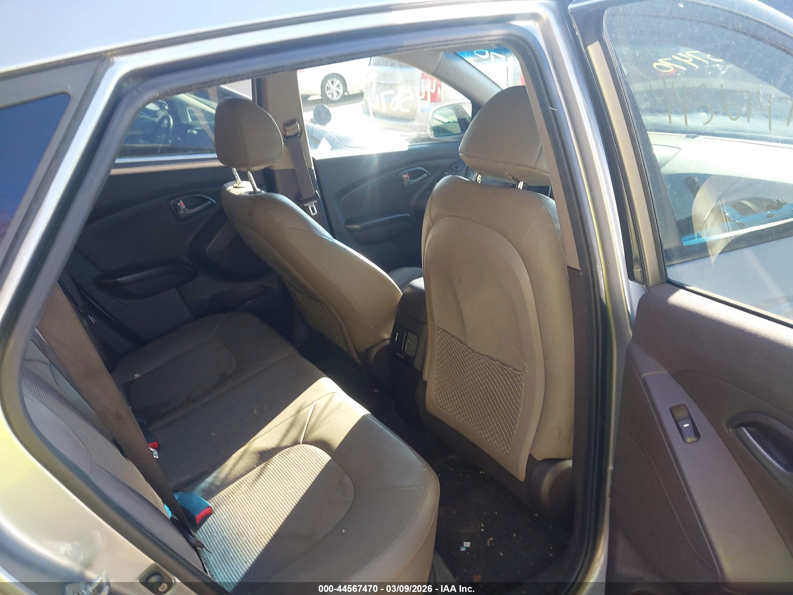 HYUNDAI TUCSON image 8