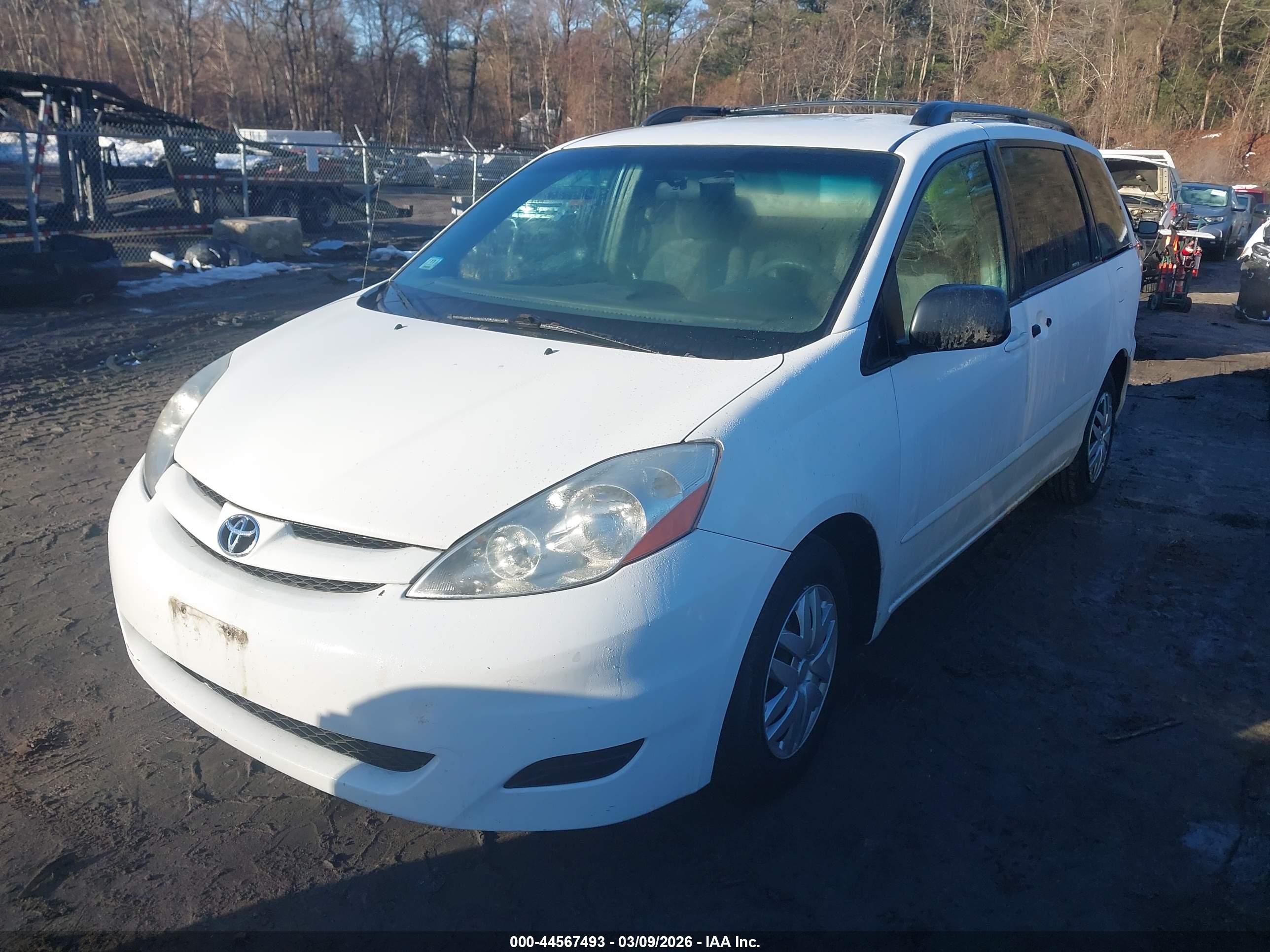 TOYOTA SIENNA image 2