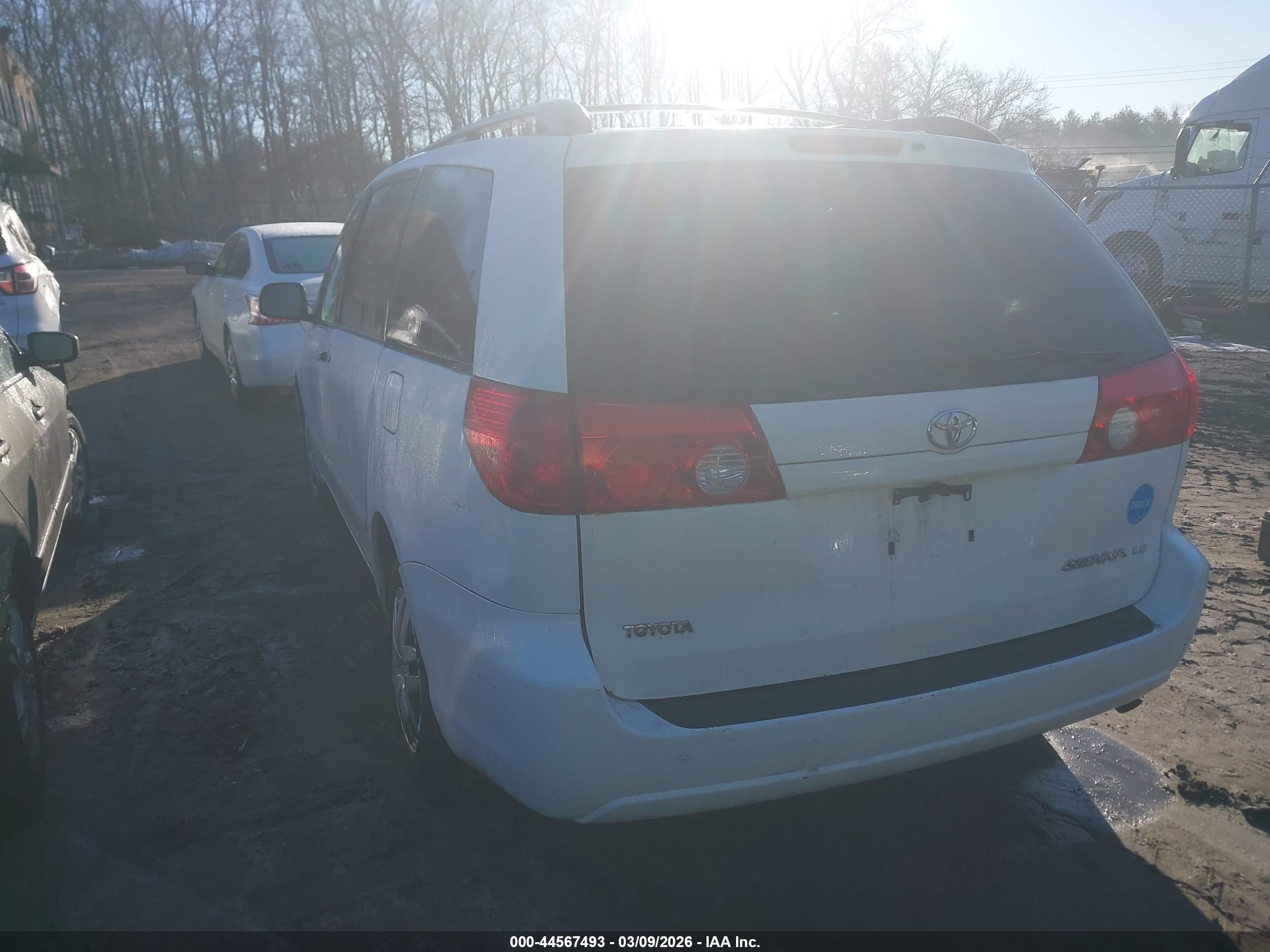 TOYOTA SIENNA image 3