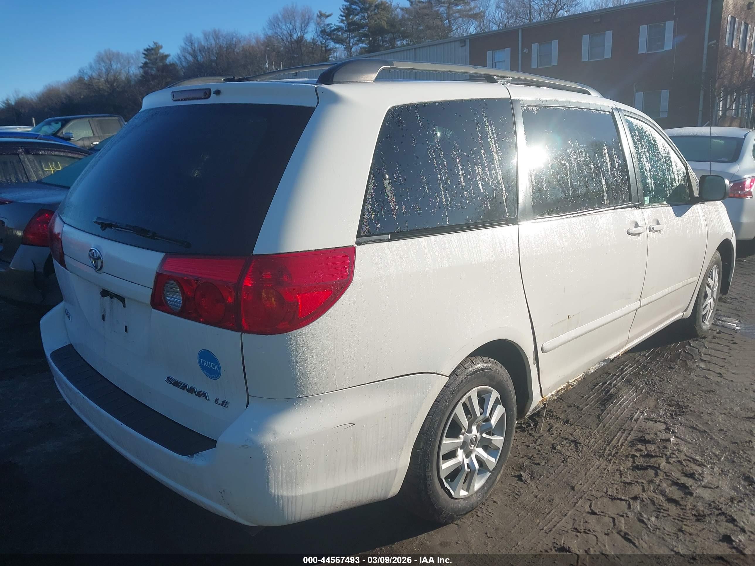 TOYOTA SIENNA image 4