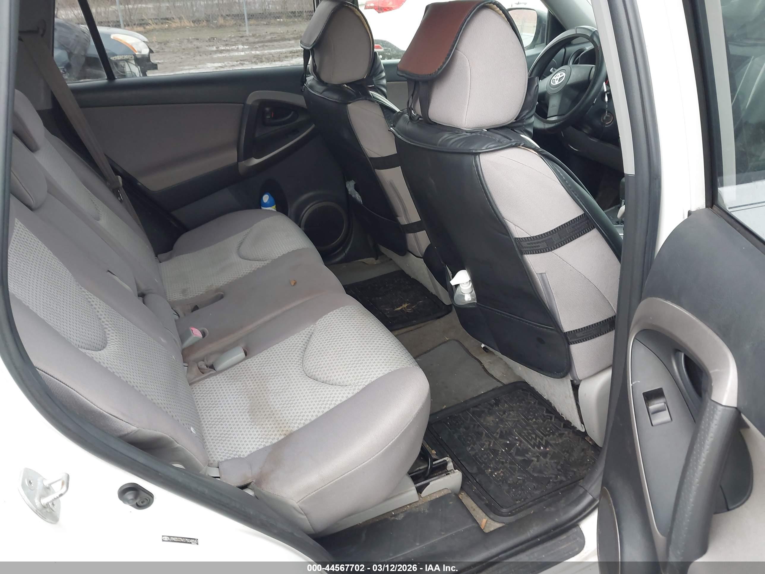 TOYOTA RAV4 image 8