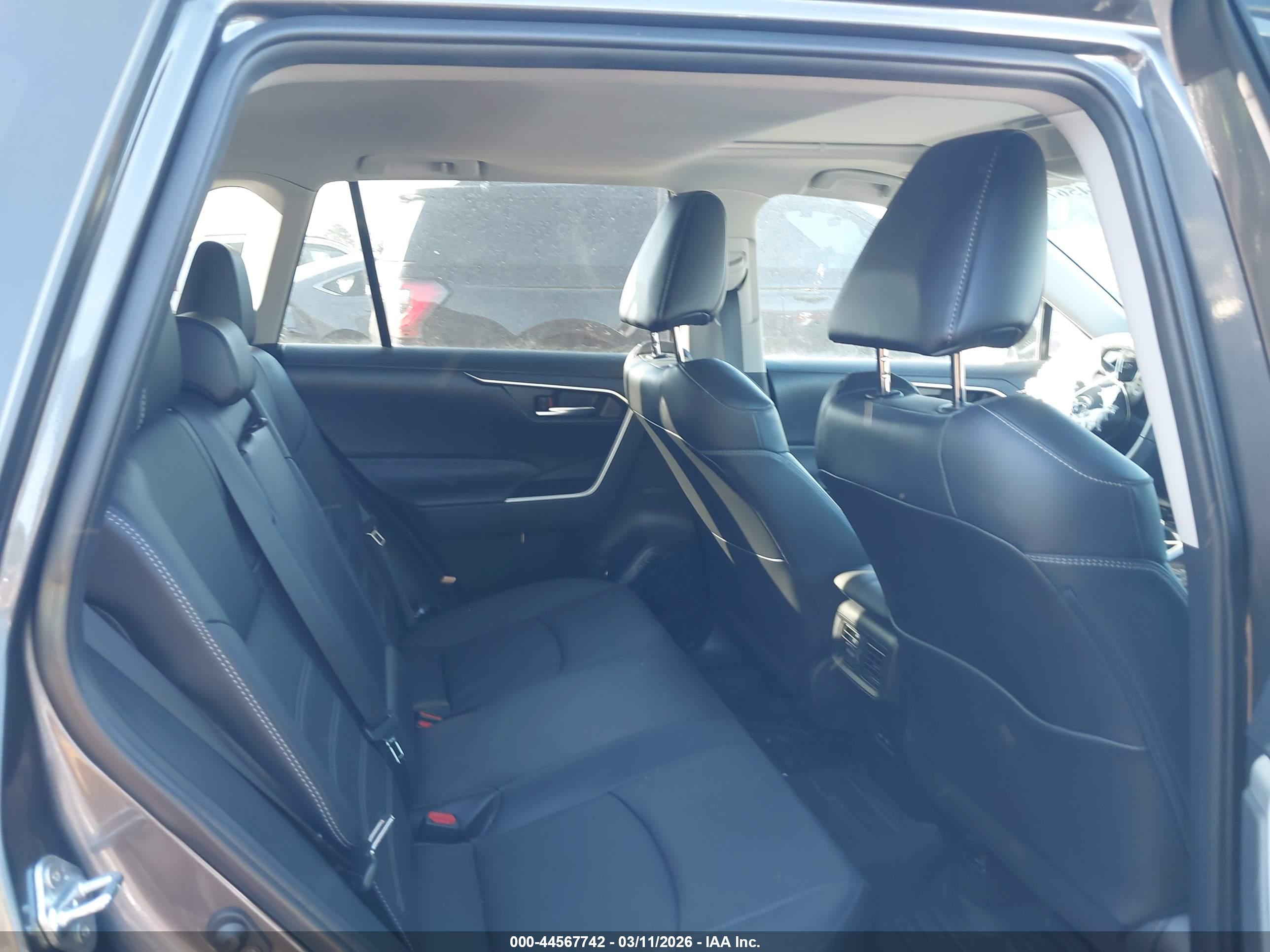 TOYOTA RAV4 image 8