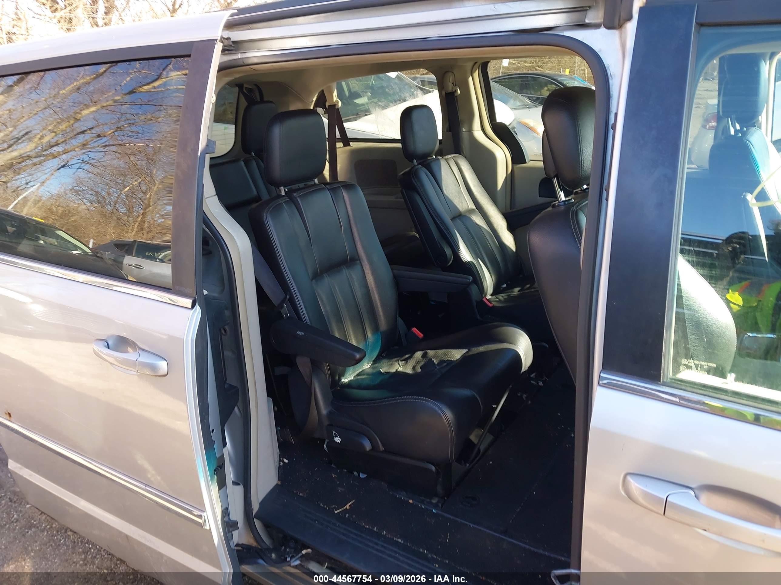 CHRYSLER TOWN image 8