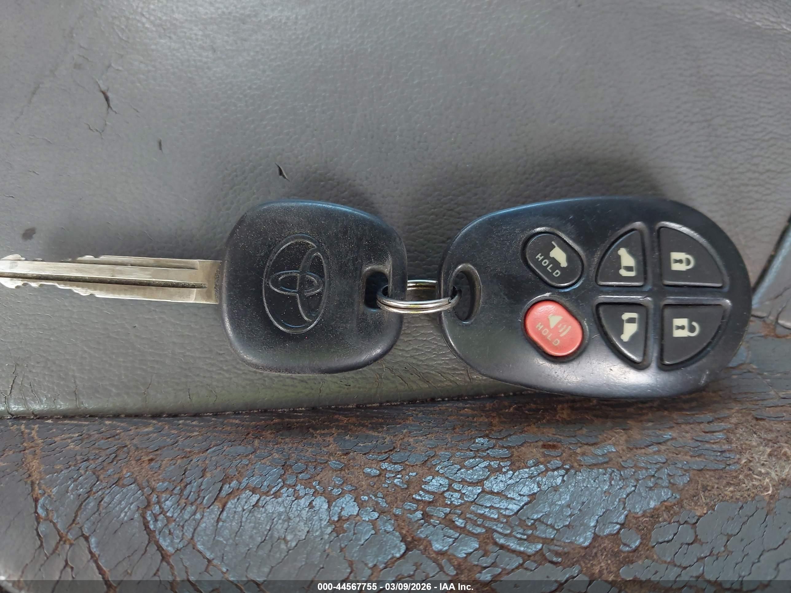 TOYOTA SIENNA image 11