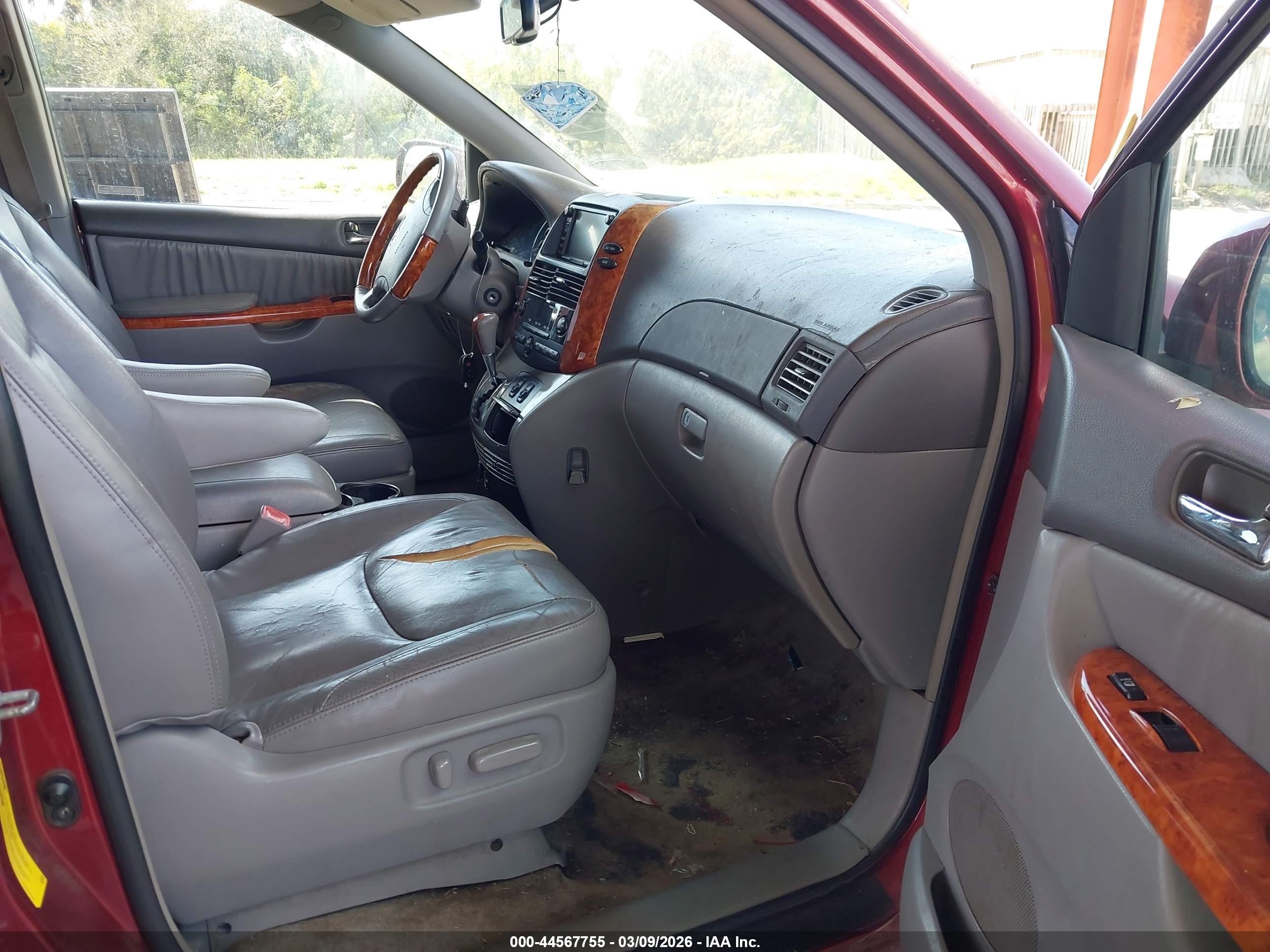 TOYOTA SIENNA image 5